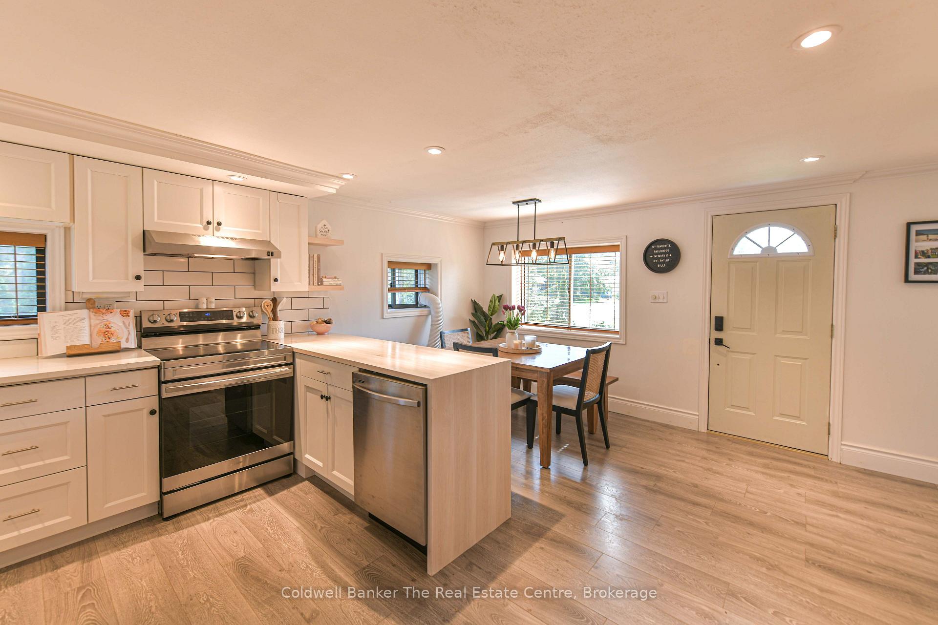 Photo 12 of 810 John Street N, Gravenhurst, Muskoka (S) — HOMEH