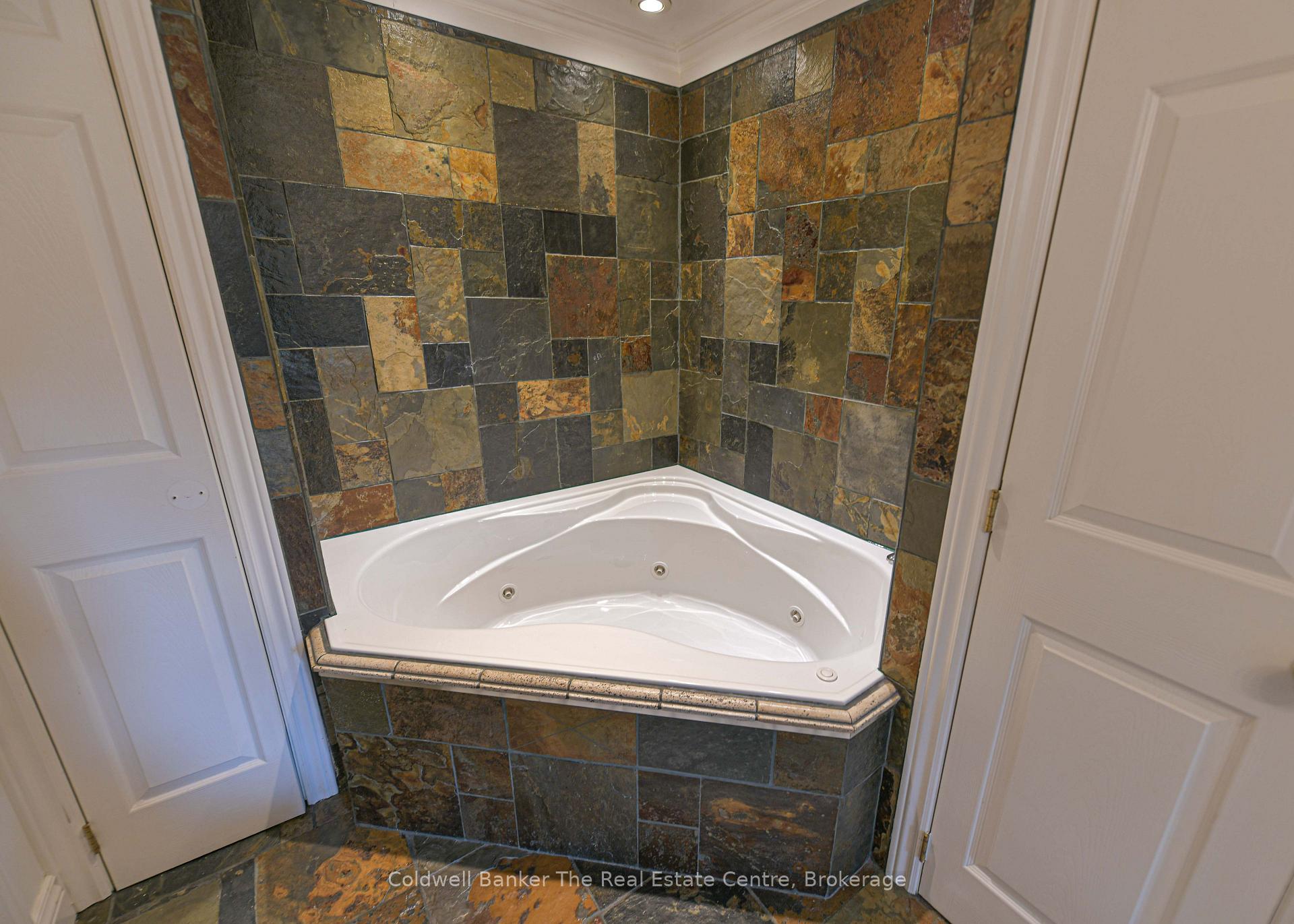 Photo 19 of 810 John Street N, Gravenhurst, Muskoka (S) — HOMEH
