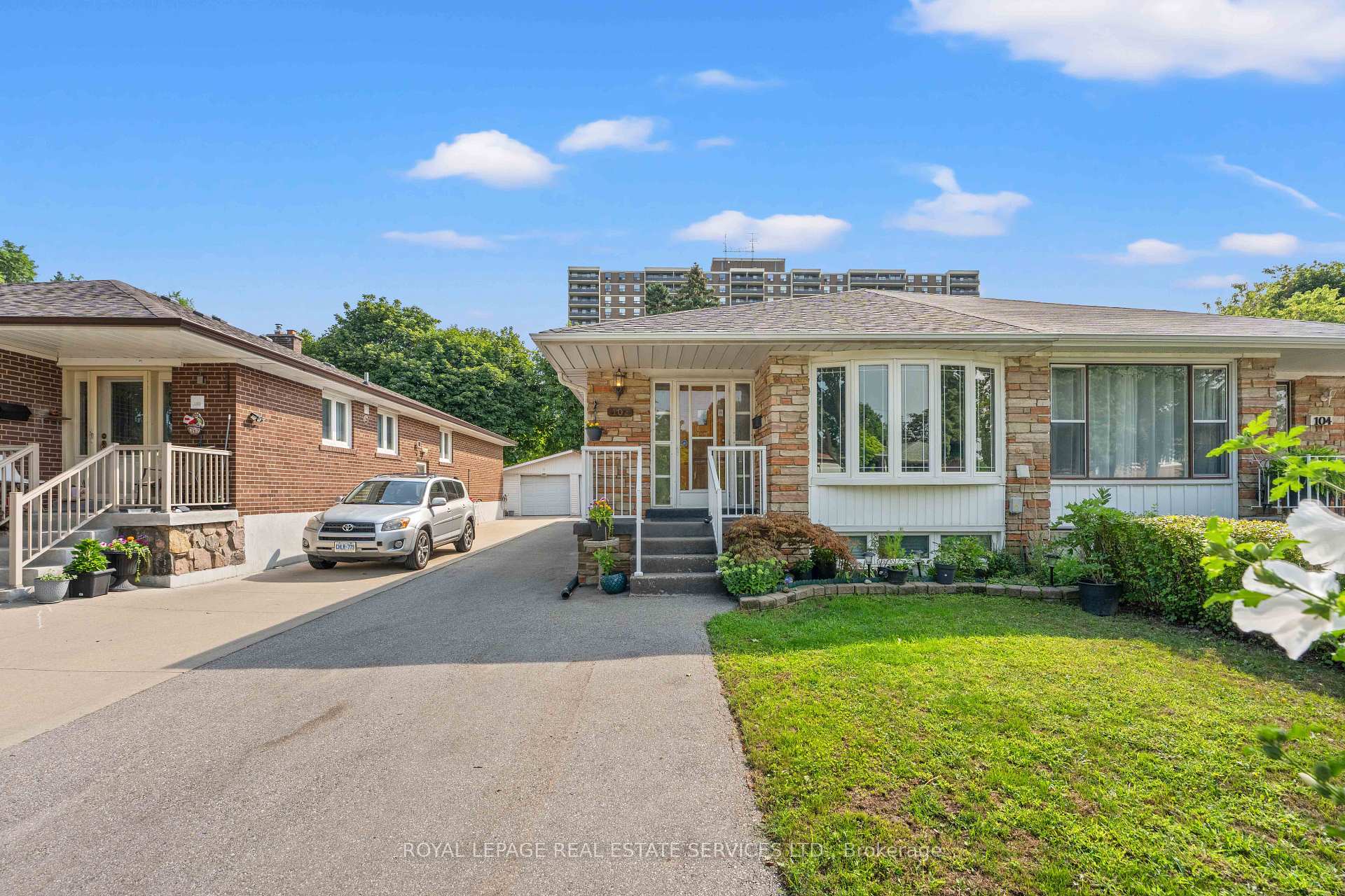 Photo 2 of 102 Wareside Road, Etobicoke, Etobicoke West Mall — HOMEH