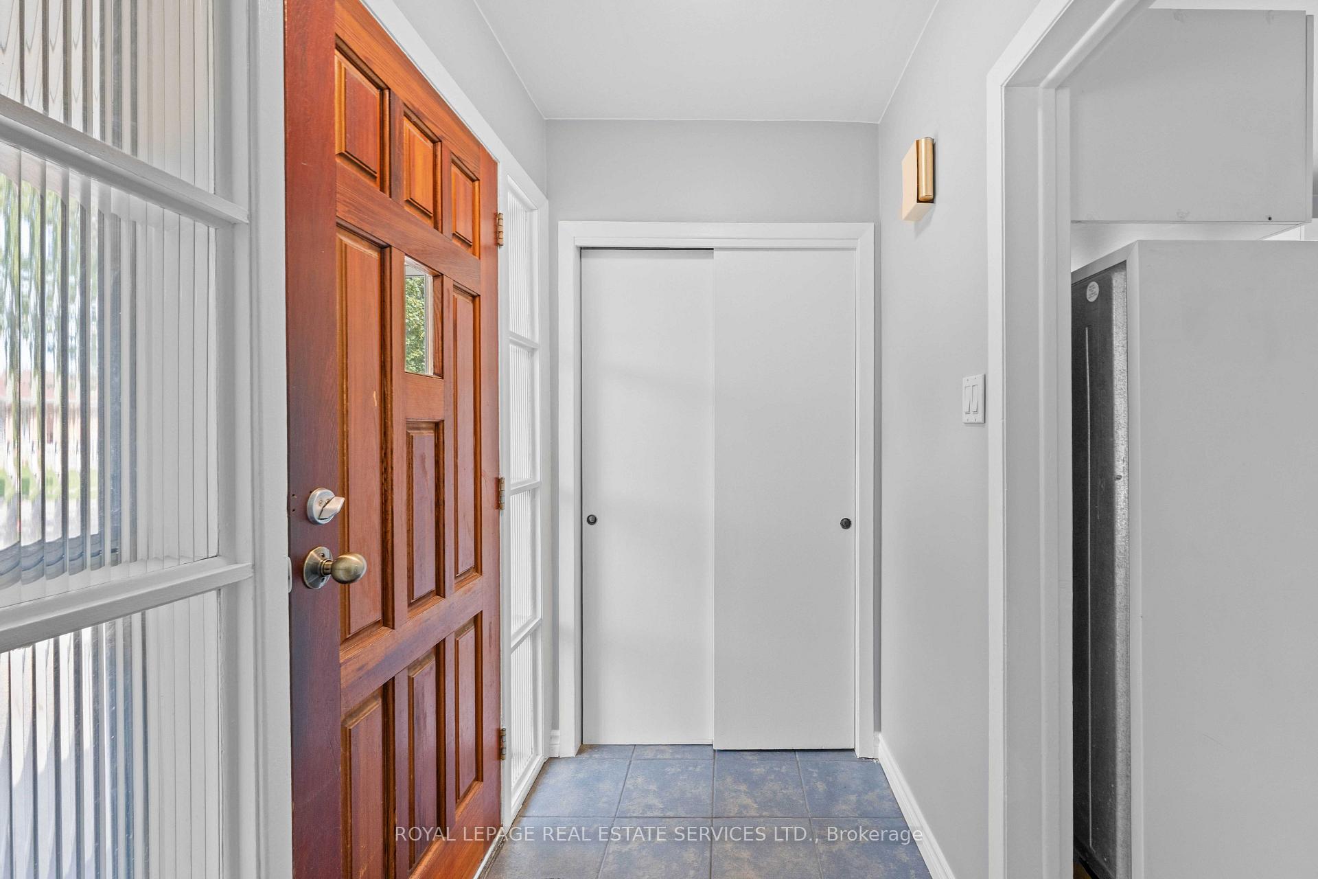 Photo 3 of 102 Wareside Road, Etobicoke, Etobicoke West Mall — HOMEH