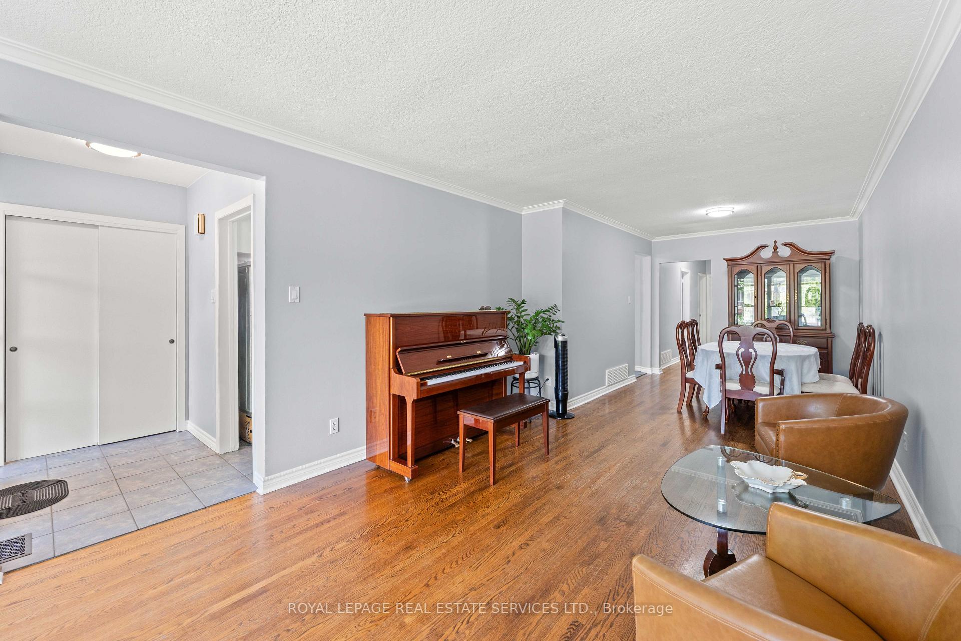 Photo 4 of 102 Wareside Road, Etobicoke, Etobicoke West Mall — HOMEH