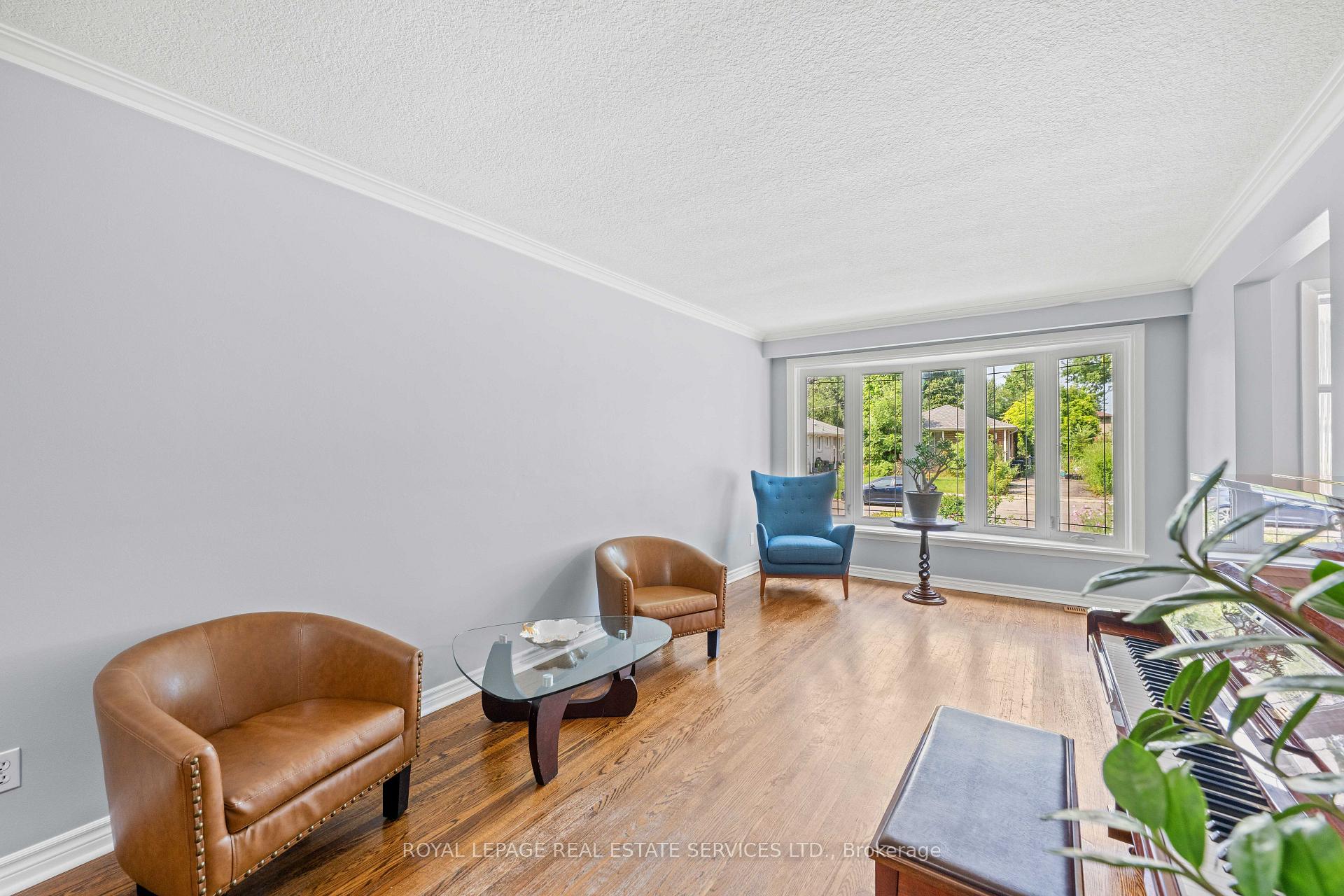 Photo 5 of 102 Wareside Road, Etobicoke, Etobicoke West Mall — HOMEH