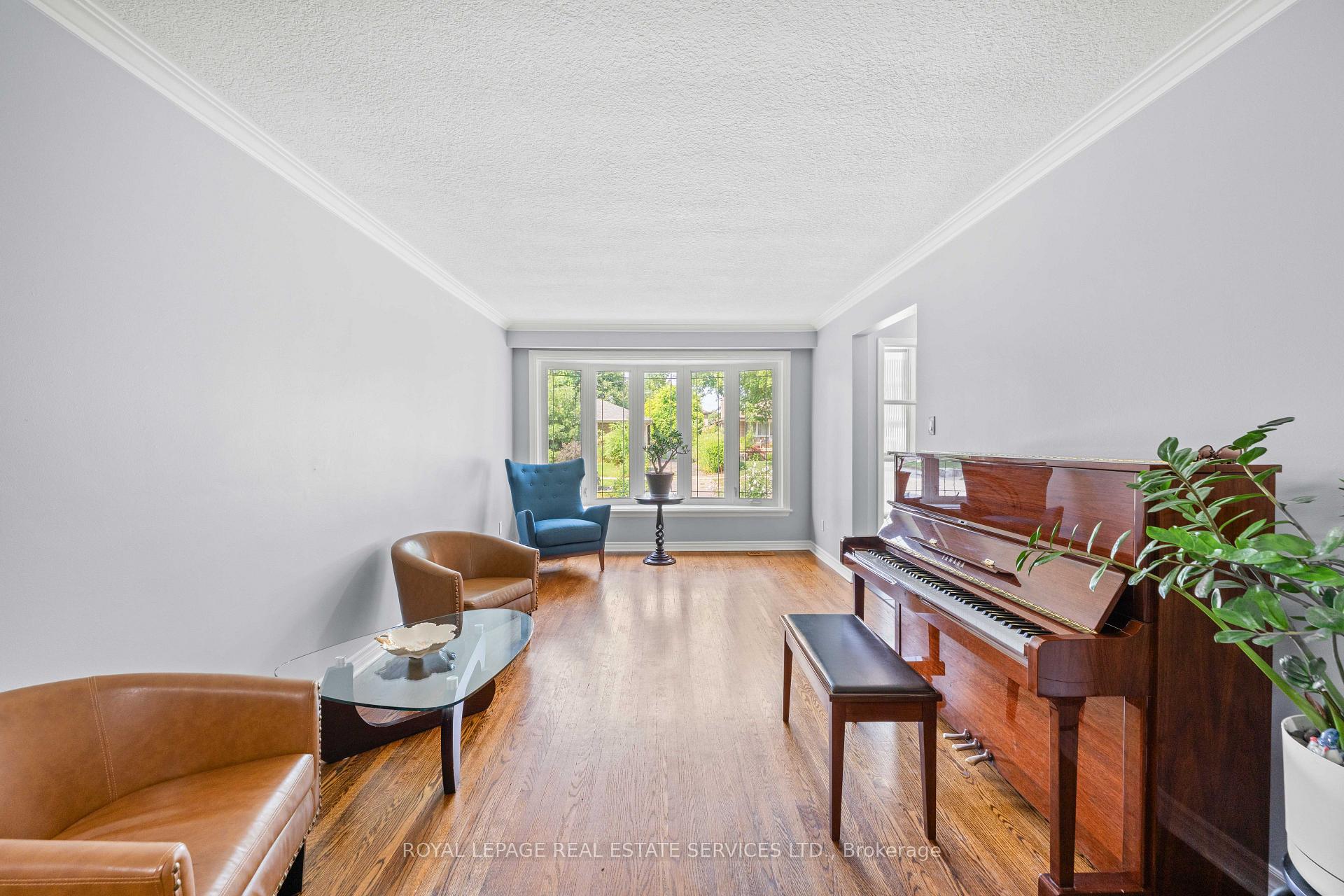 Photo 6 of 102 Wareside Road, Etobicoke, Etobicoke West Mall — HOMEH