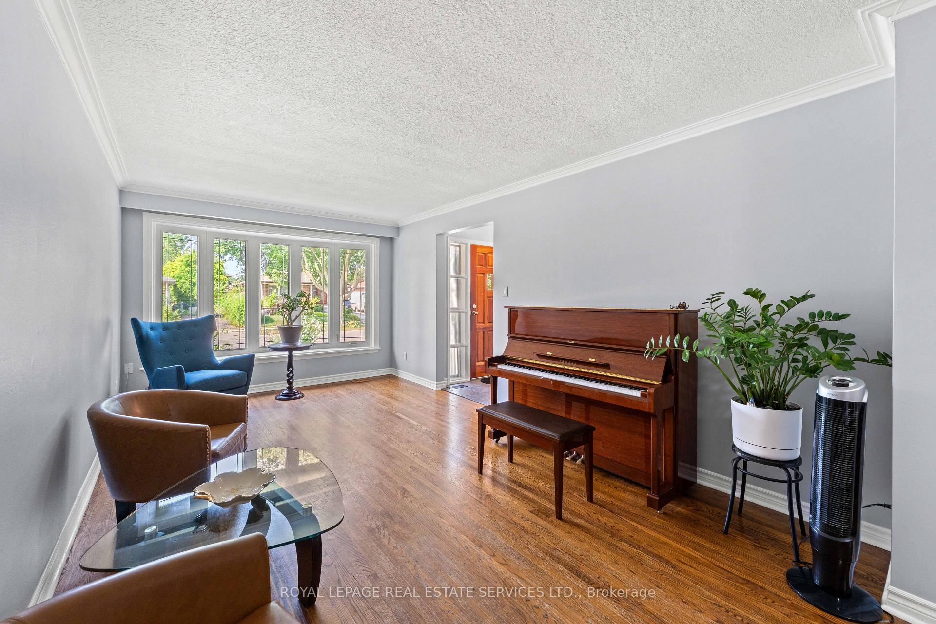Photo 7 of 102 Wareside Road, Etobicoke, Etobicoke West Mall — HOMEH