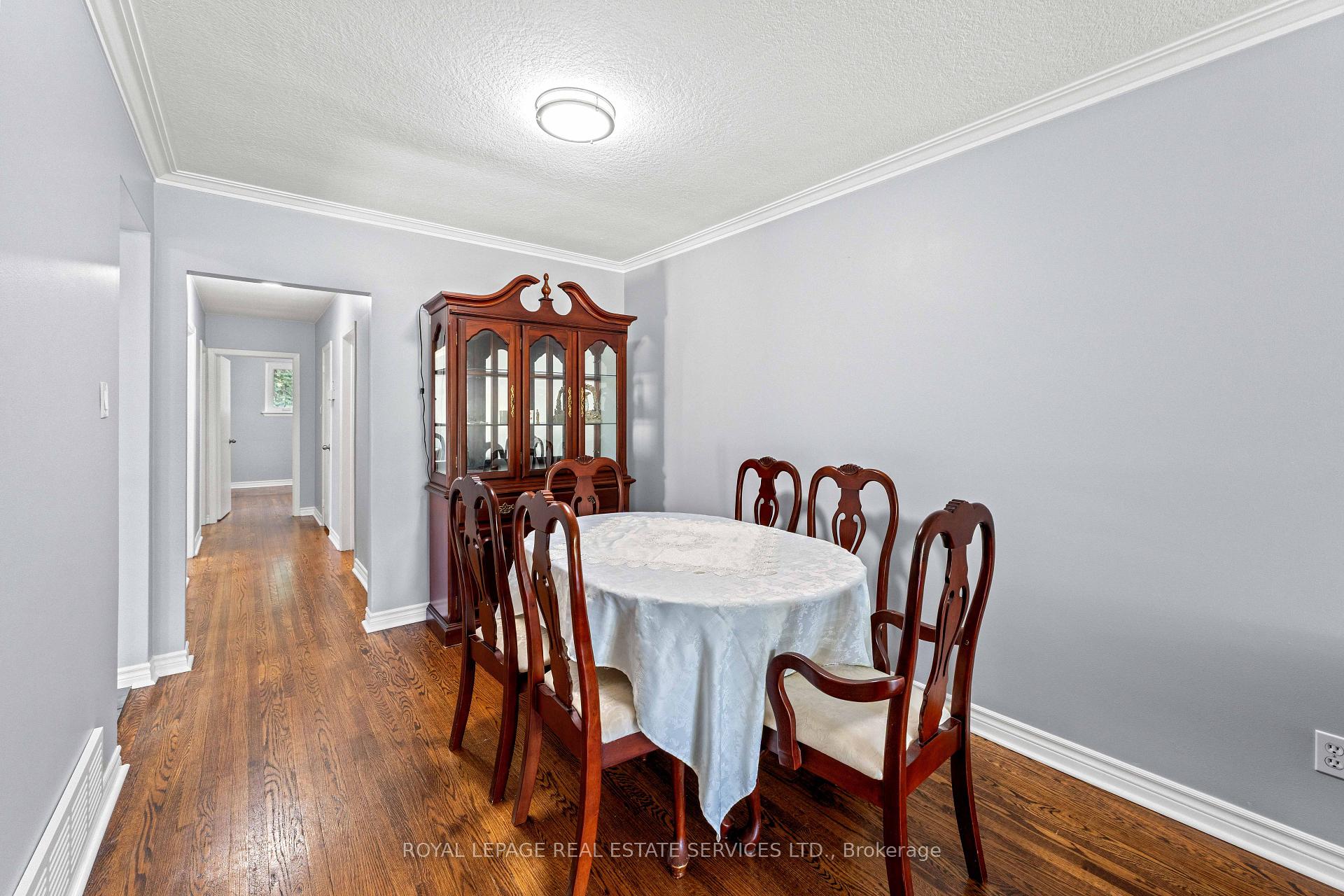 Photo 8 of 102 Wareside Road, Etobicoke, Etobicoke West Mall — HOMEH