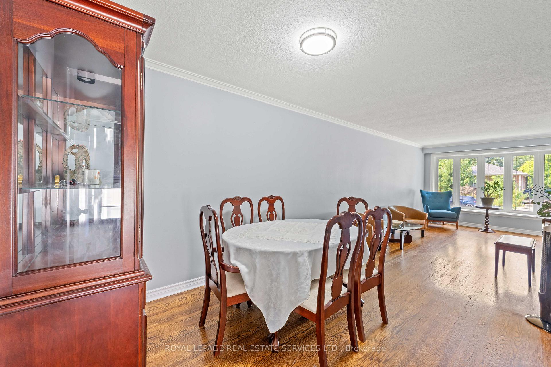 Photo 9 of 102 Wareside Road, Etobicoke, Etobicoke West Mall — HOMEH