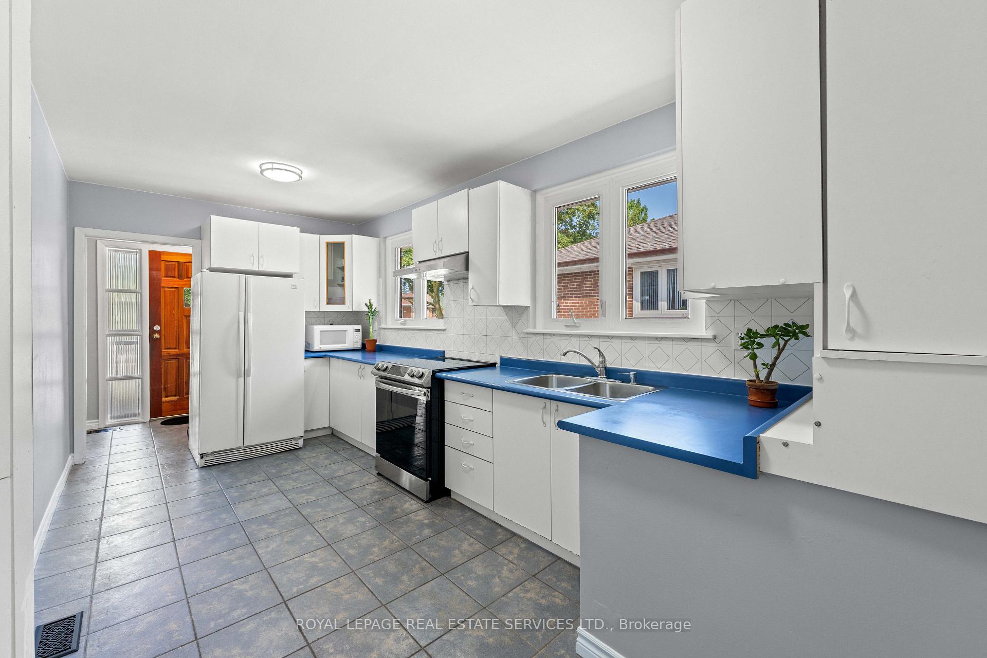 Photo 10 of 102 Wareside Road, Etobicoke, Etobicoke West Mall — HOMEH