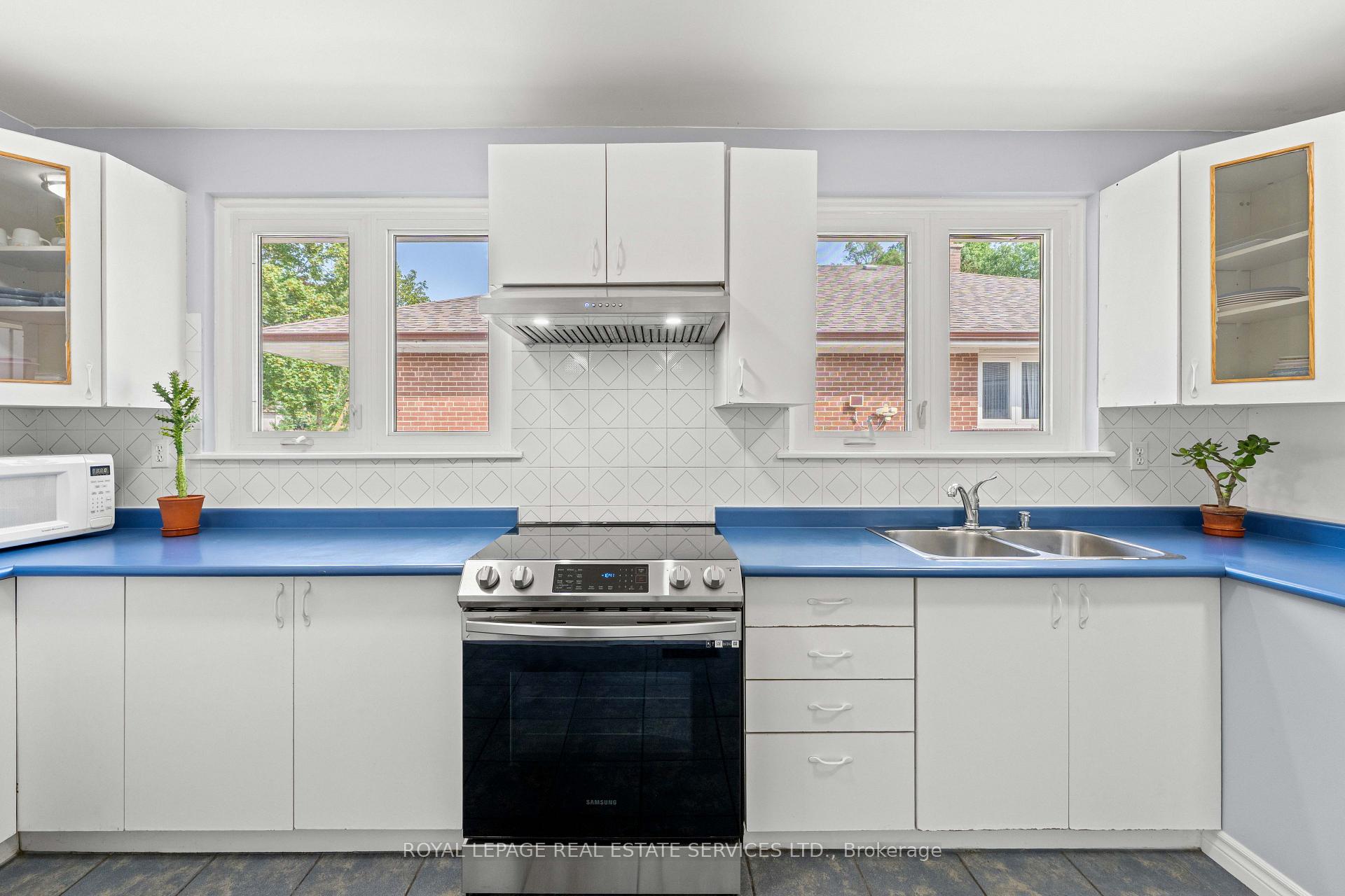Photo 11 of 102 Wareside Road, Etobicoke, Etobicoke West Mall — HOMEH