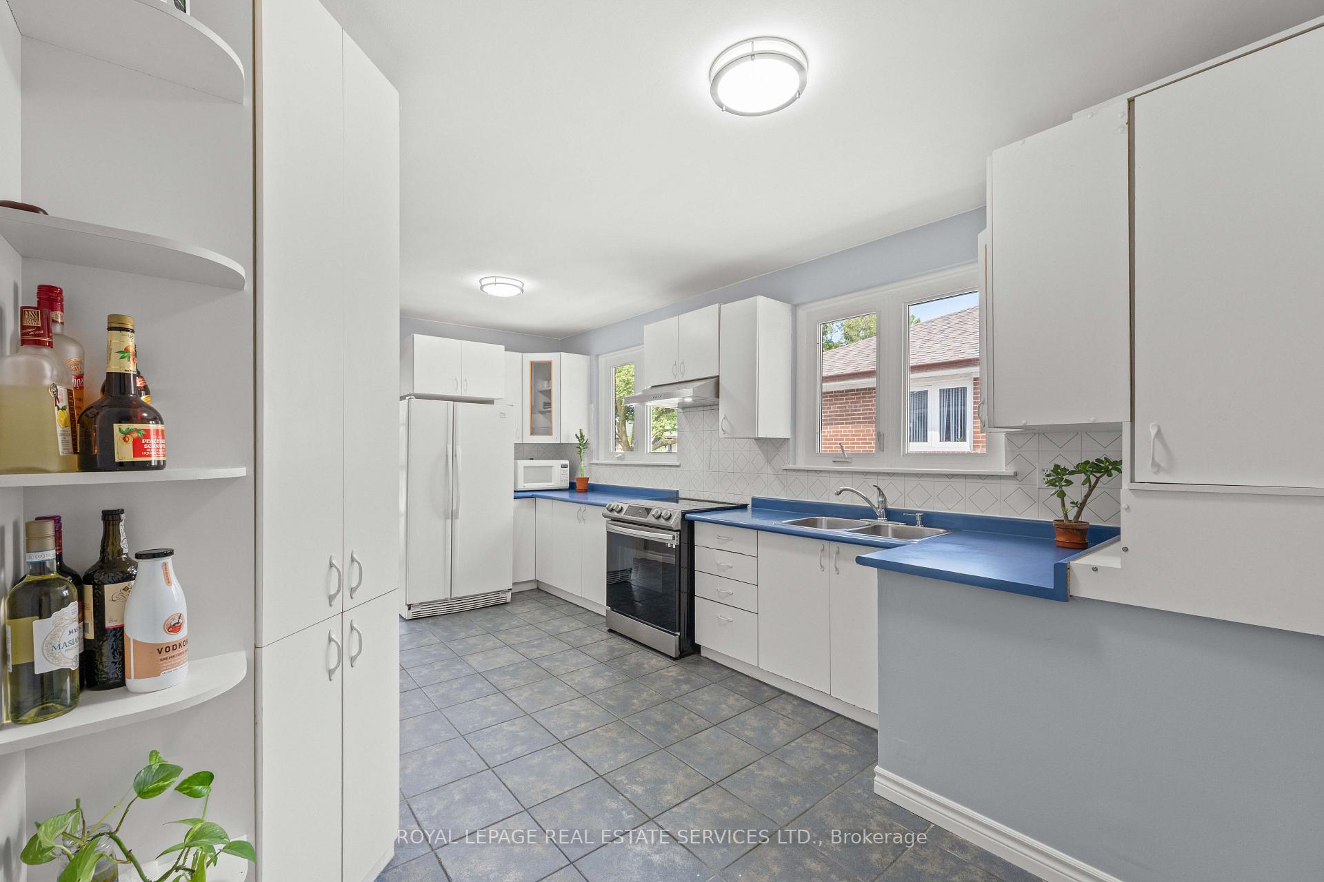 Photo 12 of 102 Wareside Road, Etobicoke, Etobicoke West Mall — HOMEH