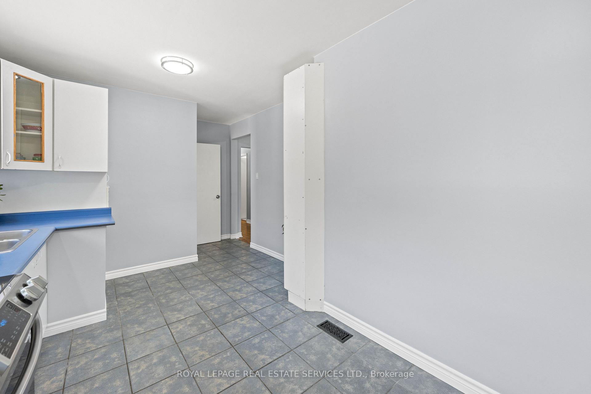 Photo 13 of 102 Wareside Road, Etobicoke, Etobicoke West Mall — HOMEH