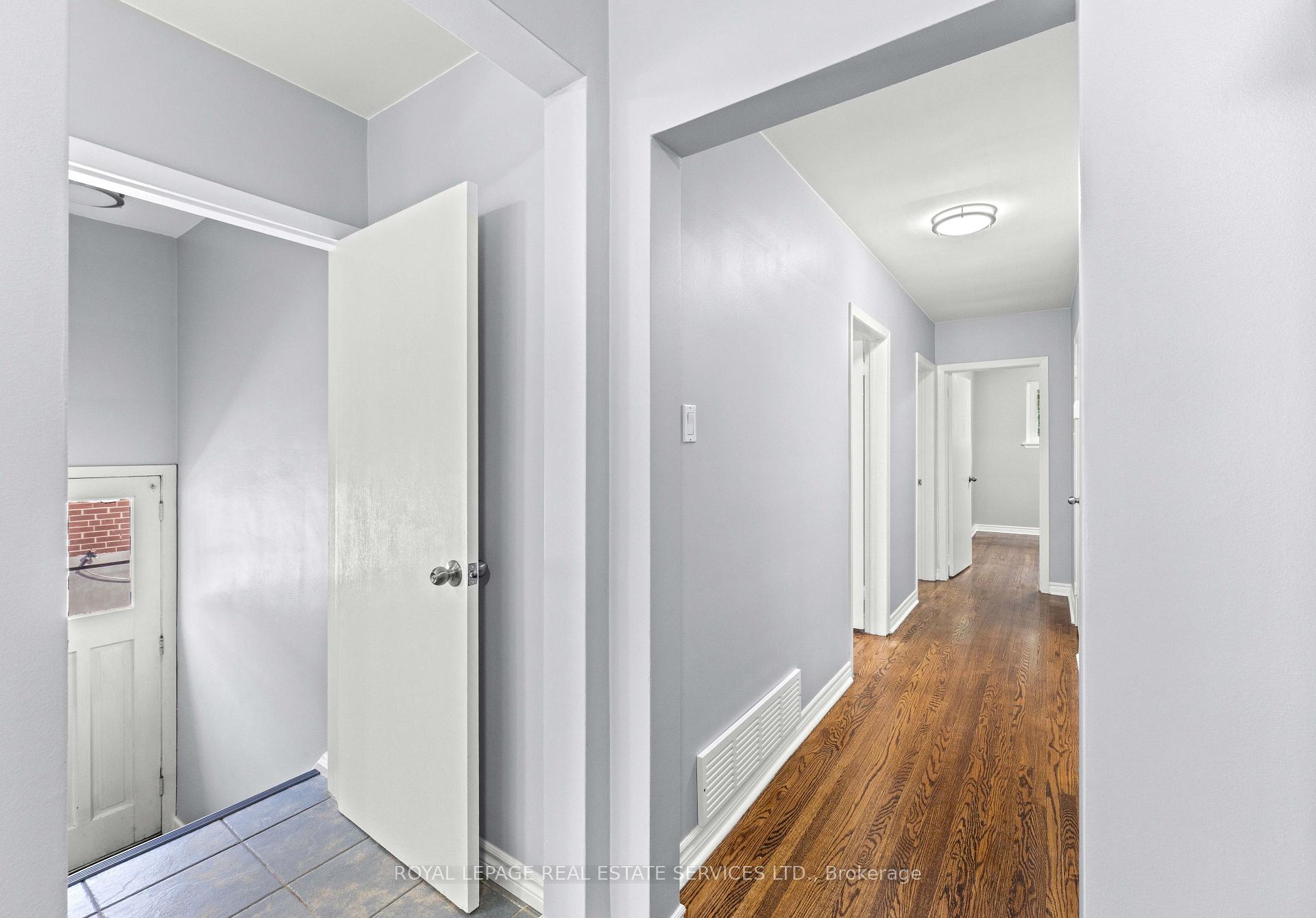 Photo 14 of 102 Wareside Road, Etobicoke, Etobicoke West Mall — HOMEH