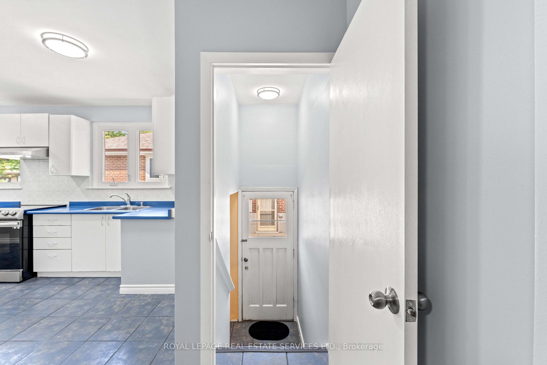 Photo 15 of 102 Wareside Road, Etobicoke, Etobicoke West Mall — HOMEH