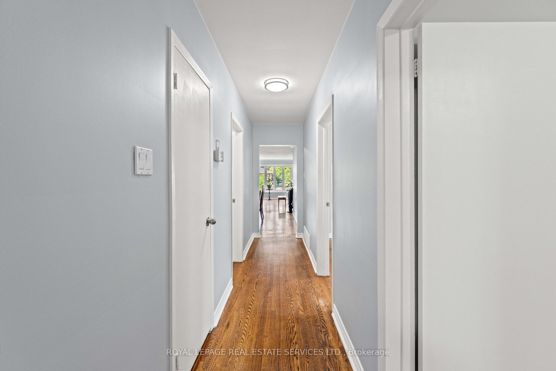 Photo 17 of 102 Wareside Road, Etobicoke, Etobicoke West Mall — HOMEH