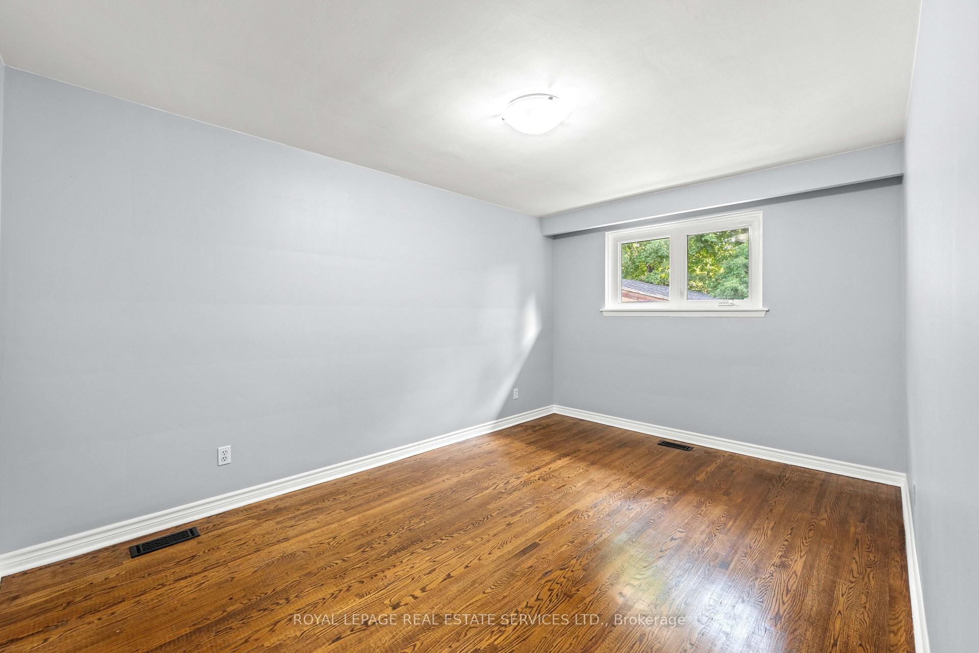 Photo 19 of 102 Wareside Road, Etobicoke, Etobicoke West Mall — HOMEH