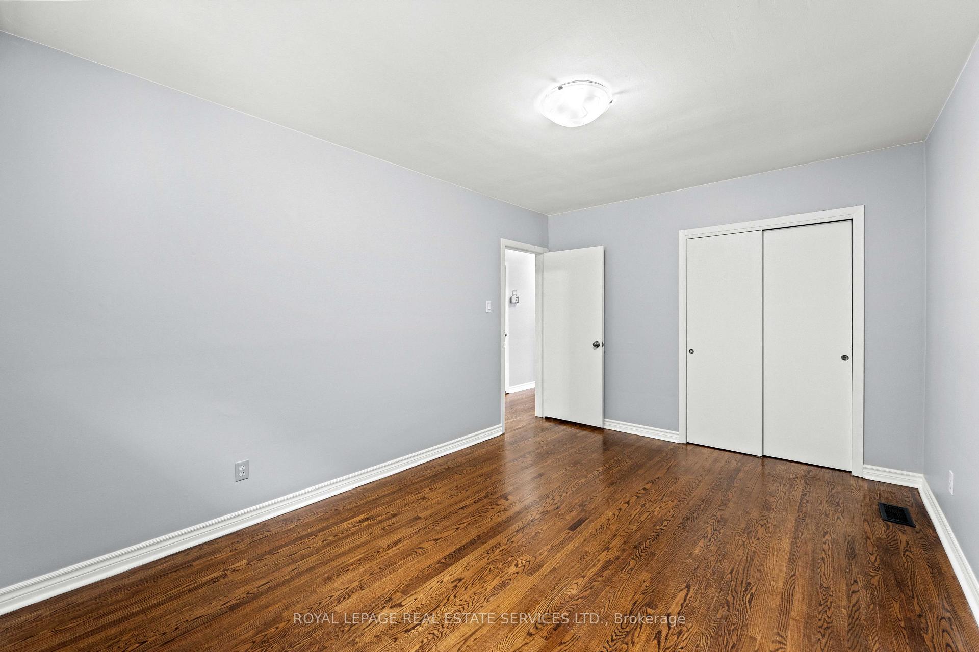 Photo 20 of 102 Wareside Road, Etobicoke, Etobicoke West Mall — HOMEH
