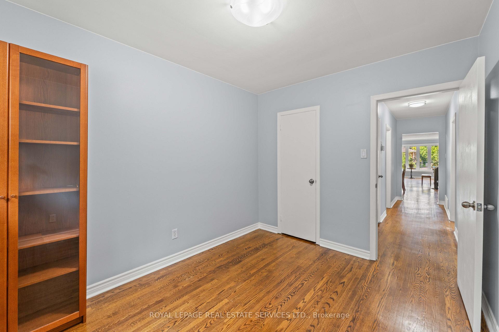 Photo 21 of 102 Wareside Road, Etobicoke, Etobicoke West Mall — HOMEH
