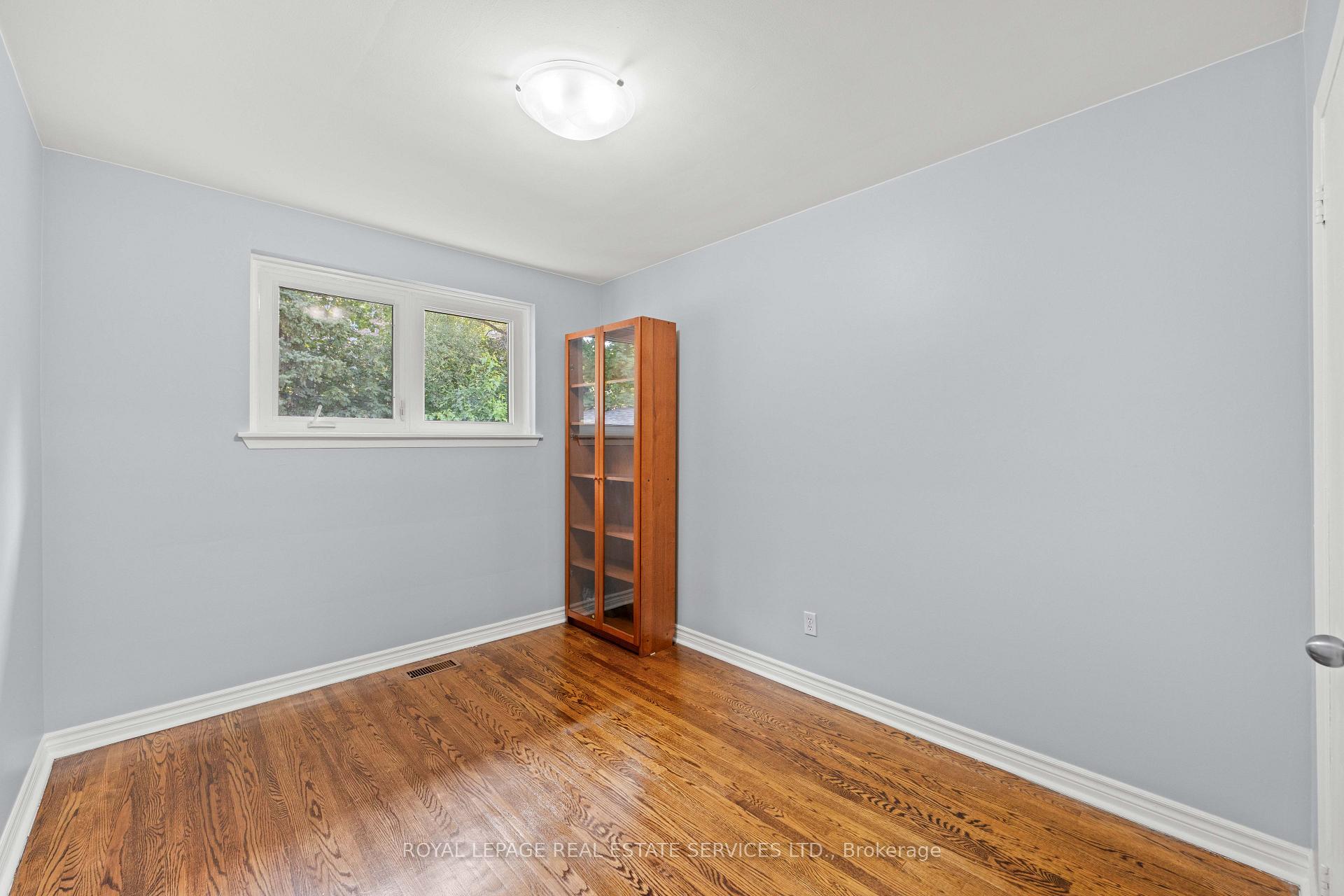 Photo 22 of 102 Wareside Road, Etobicoke, Etobicoke West Mall — HOMEH