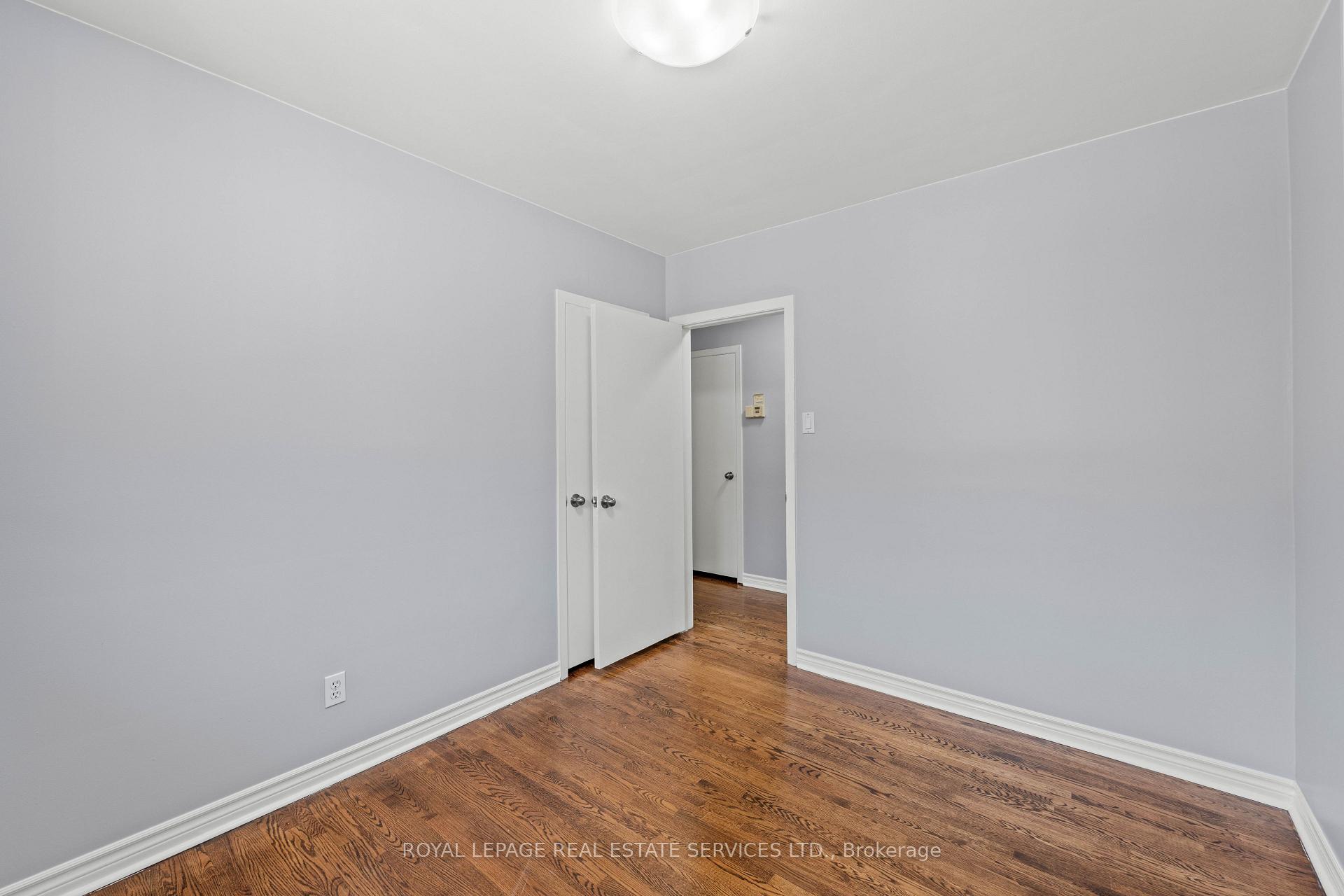 Photo 23 of 102 Wareside Road, Etobicoke, Etobicoke West Mall — HOMEH