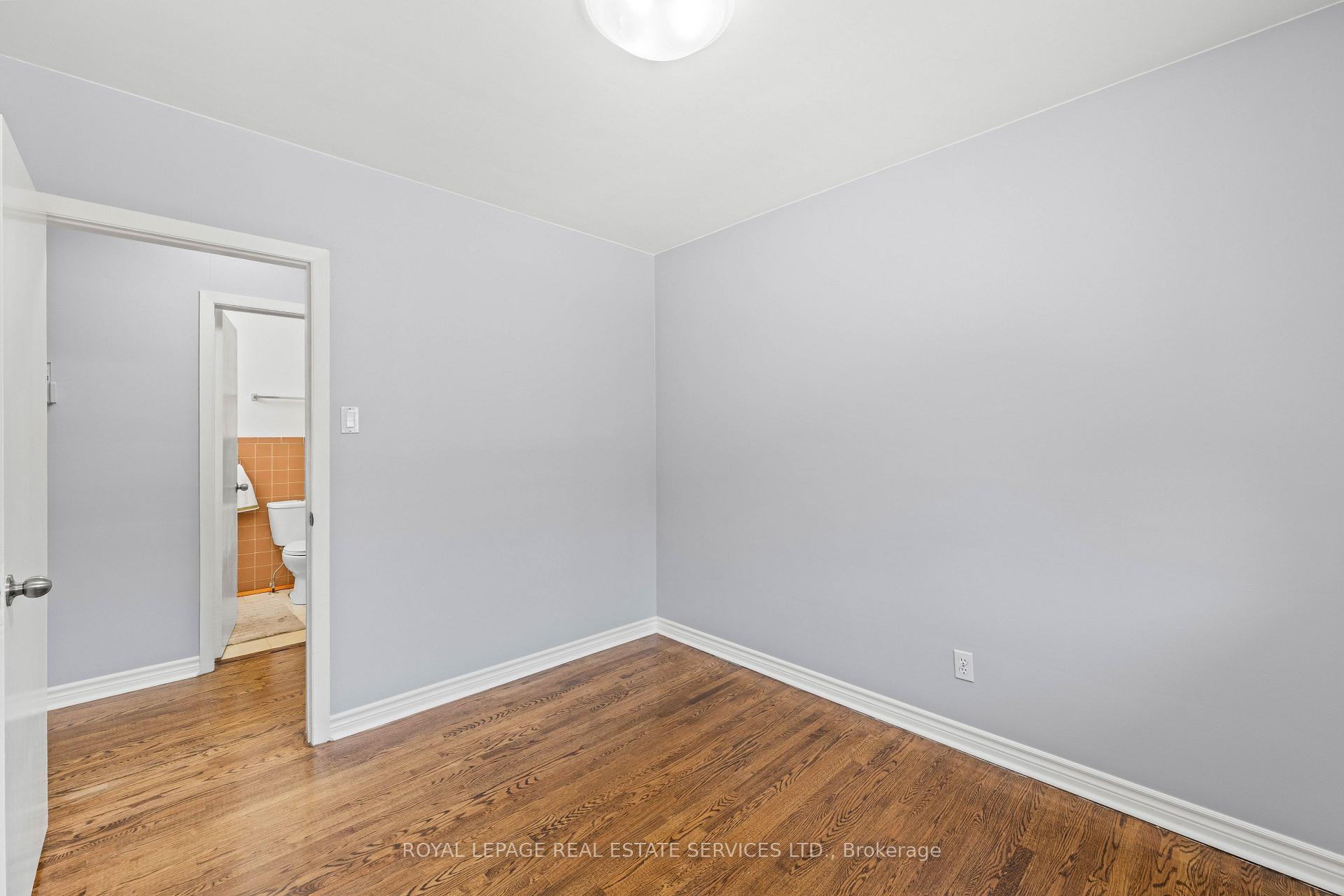 Photo 24 of 102 Wareside Road, Etobicoke, Etobicoke West Mall — HOMEH