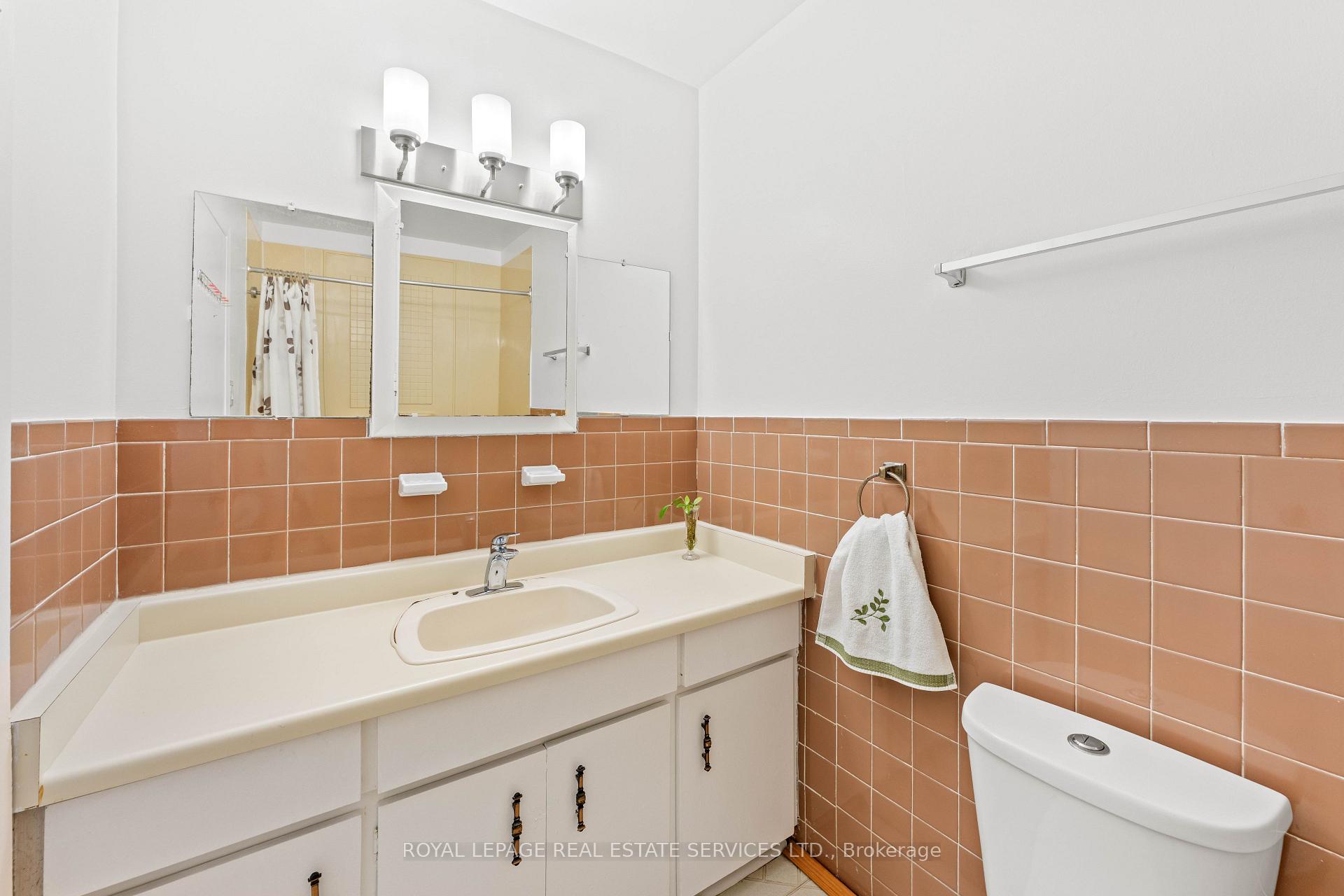 Photo 25 of 102 Wareside Road, Etobicoke, Etobicoke West Mall — HOMEH