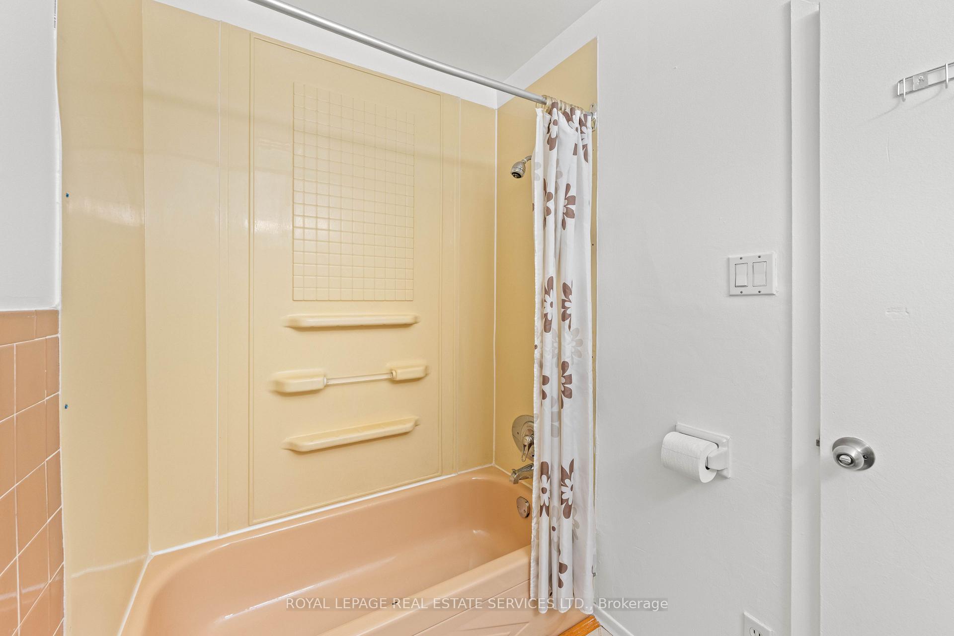 Photo 26 of 102 Wareside Road, Etobicoke, Etobicoke West Mall — HOMEH