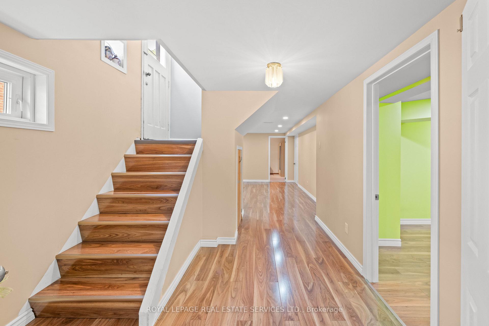 Photo 27 of 102 Wareside Road, Etobicoke, Etobicoke West Mall — HOMEH