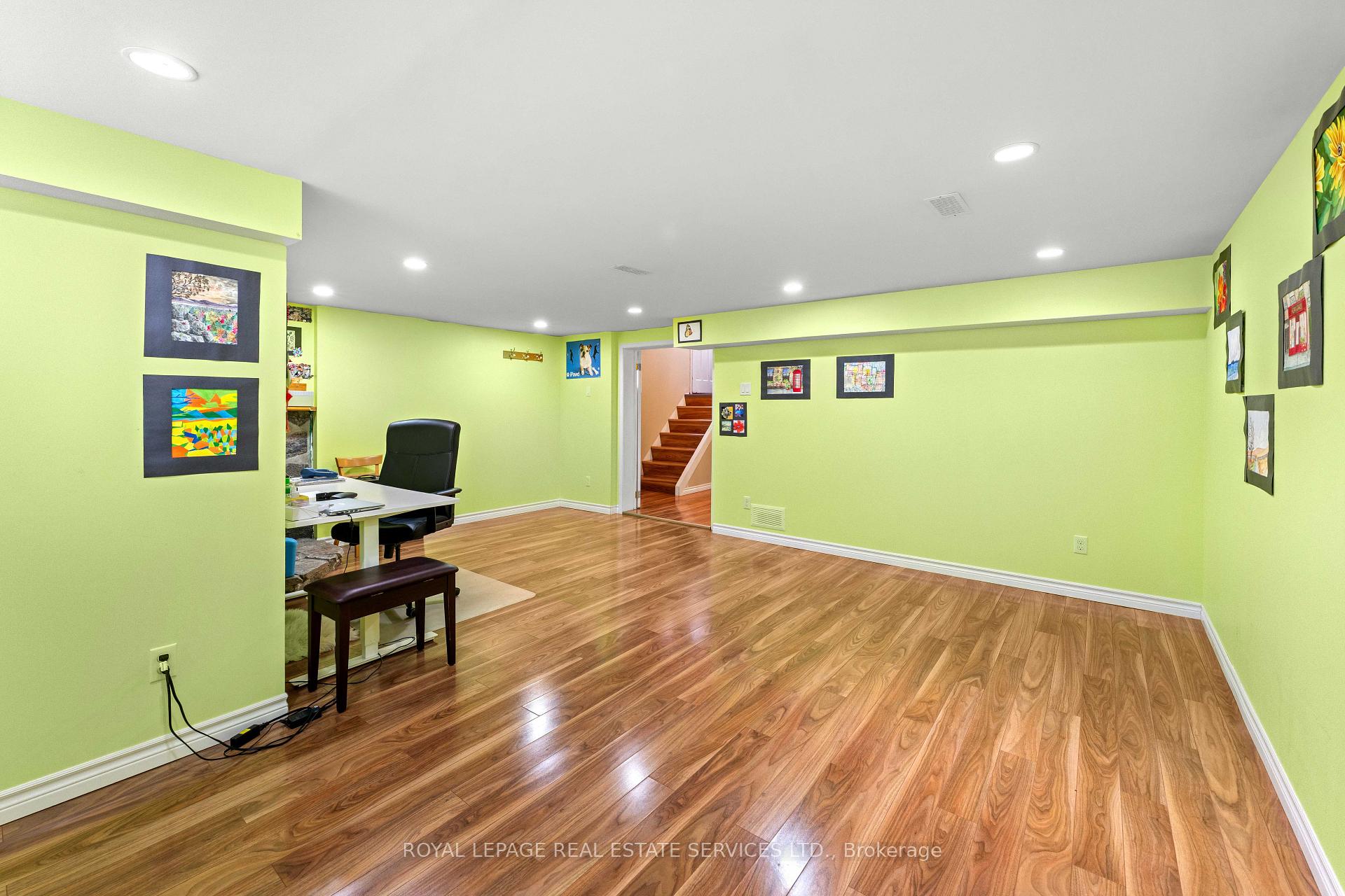 Photo 32 of 102 Wareside Road, Etobicoke, Etobicoke West Mall — HOMEH