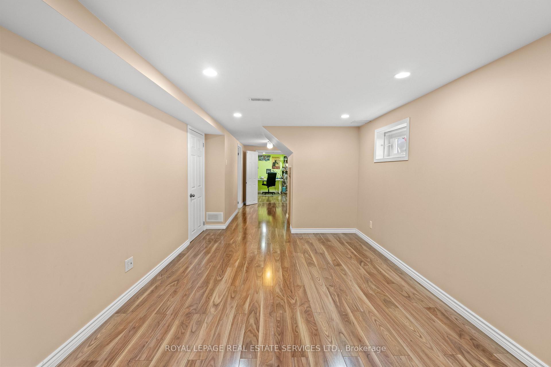 Photo 35 of 102 Wareside Road, Etobicoke, Etobicoke West Mall — HOMEH