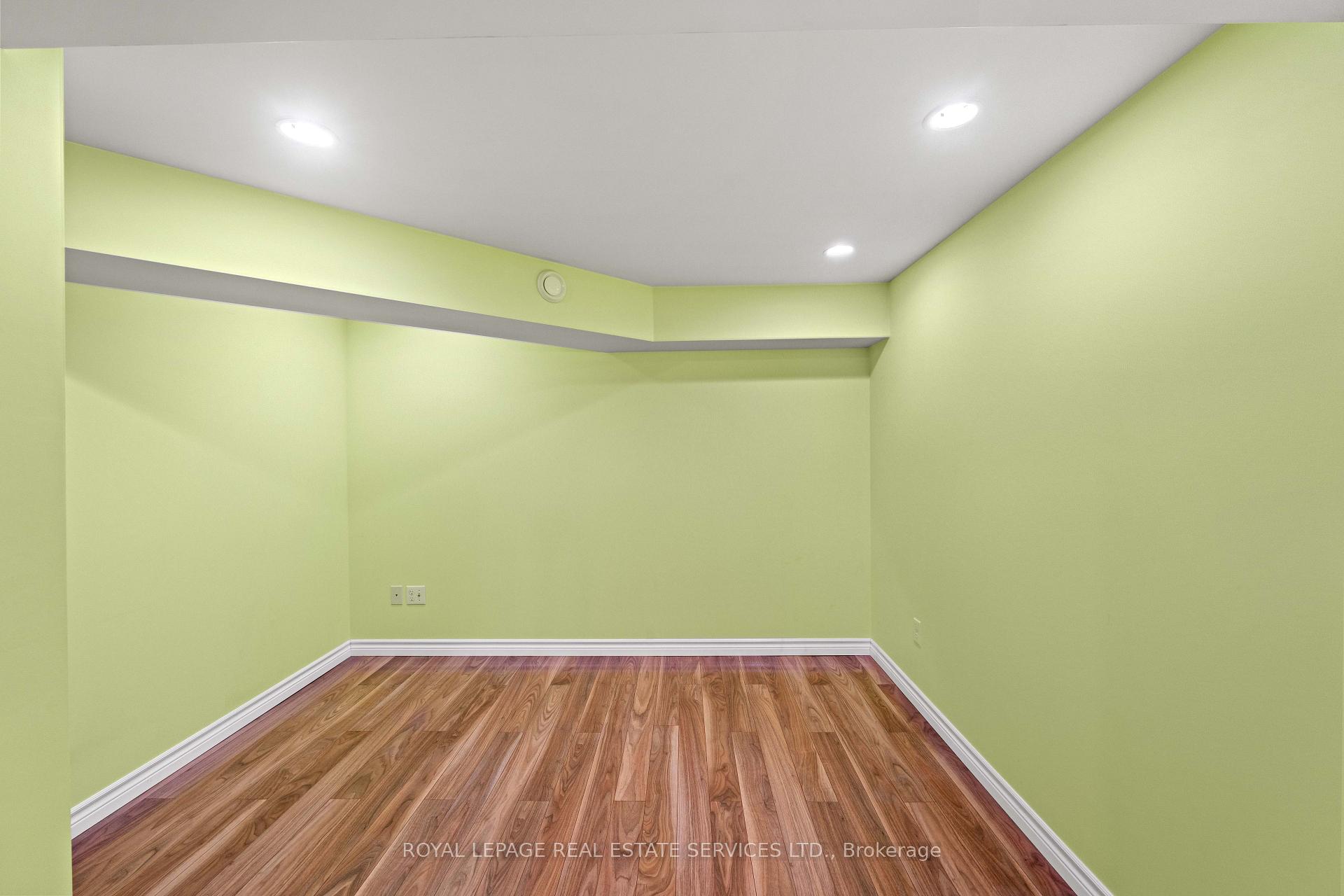 Photo 39 of 102 Wareside Road, Etobicoke, Etobicoke West Mall — HOMEH