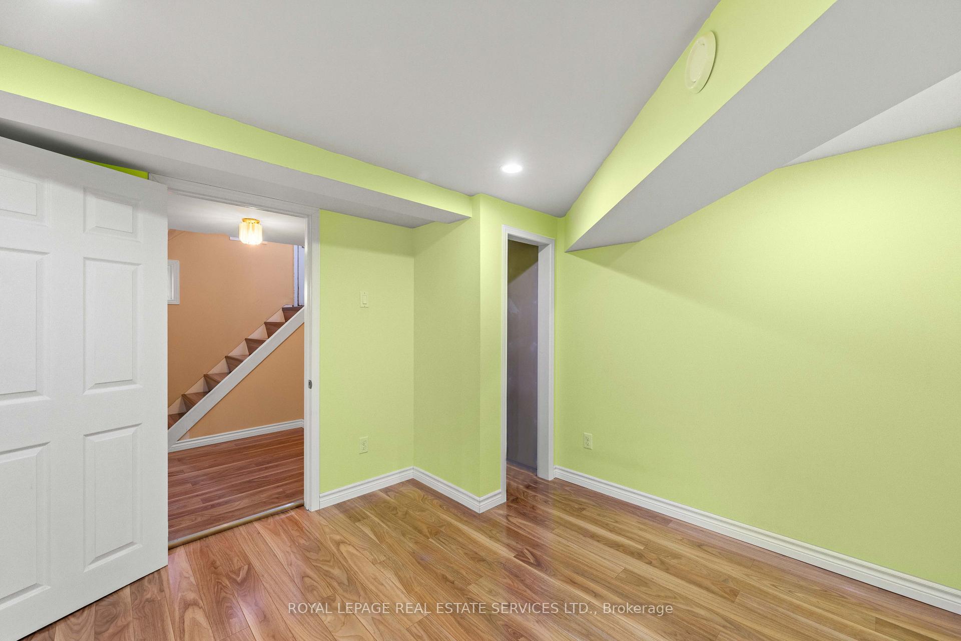 Photo 40 of 102 Wareside Road, Etobicoke, Etobicoke West Mall — HOMEH