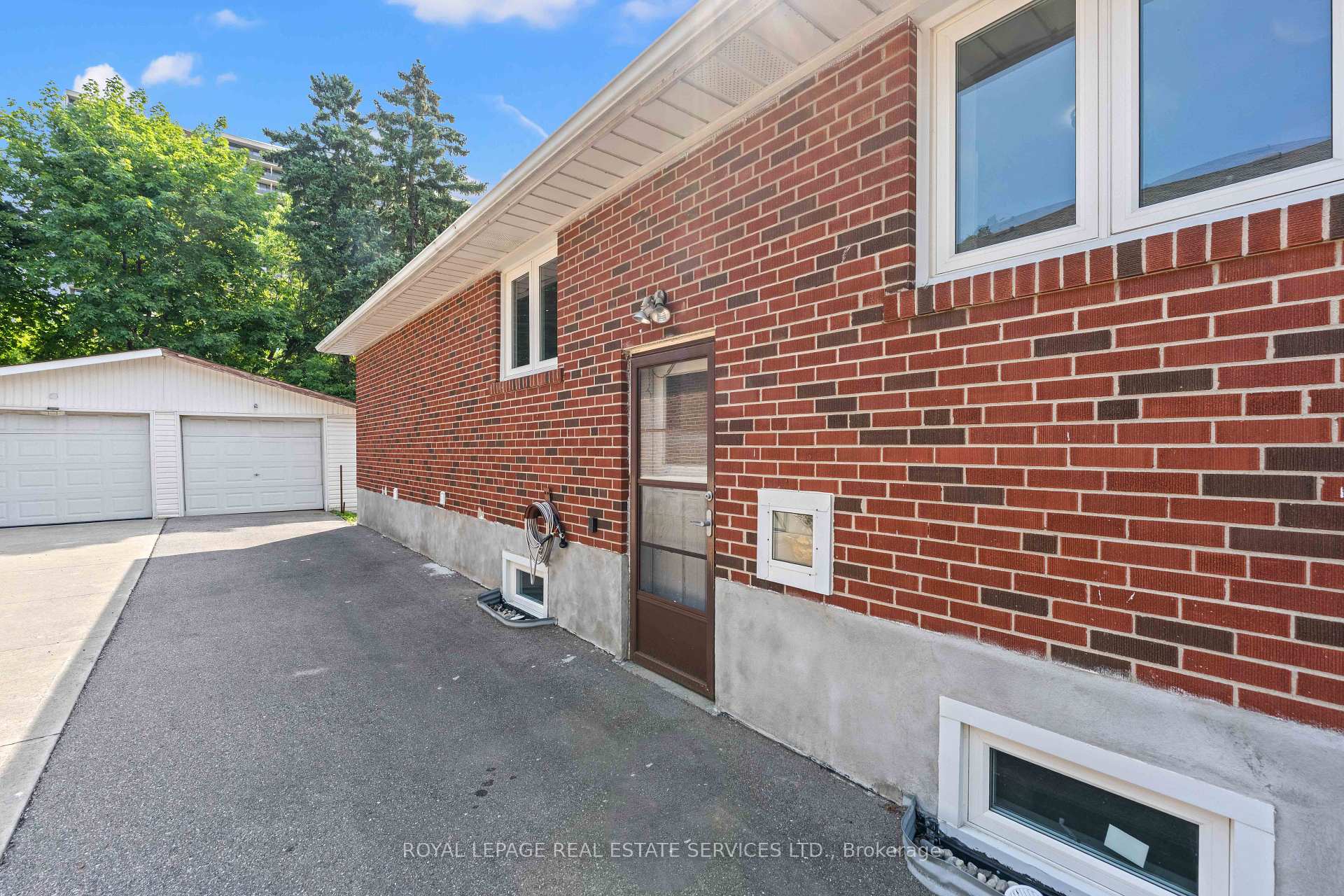 Photo 43 of 102 Wareside Road, Etobicoke, Etobicoke West Mall — HOMEH