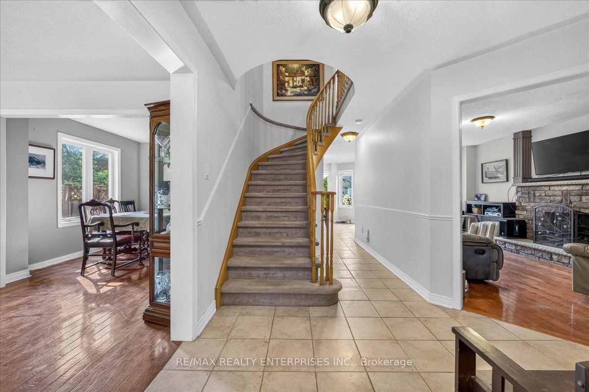 Photo 3 of 844 Hollander Road, Newmarket, Gorham-College Manor — HOMEH