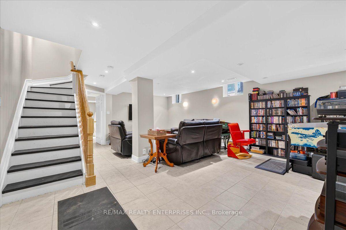 Photo 33 of 844 Hollander Road, Newmarket, Gorham-College Manor — HOMEH