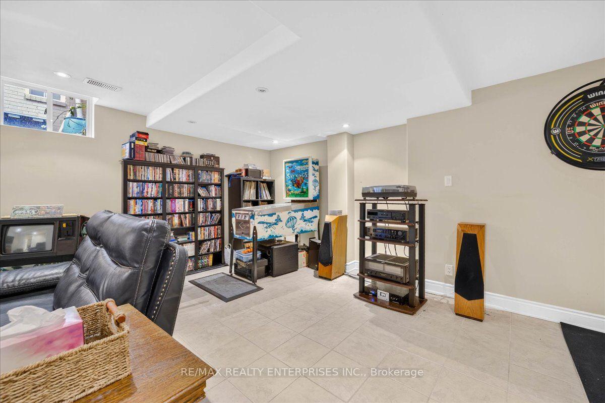 Photo 35 of 844 Hollander Road, Newmarket, Gorham-College Manor — HOMEH