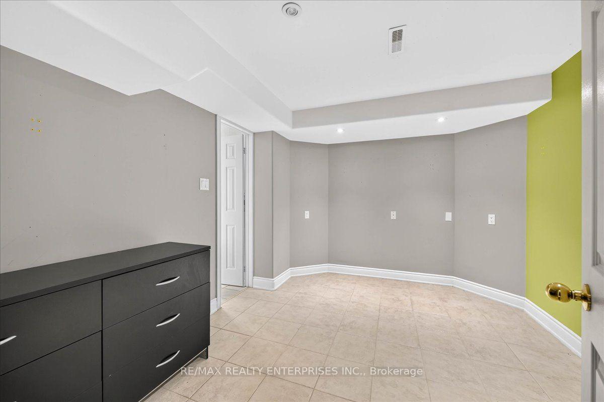 Photo 37 of 844 Hollander Road, Newmarket, Gorham-College Manor — HOMEH