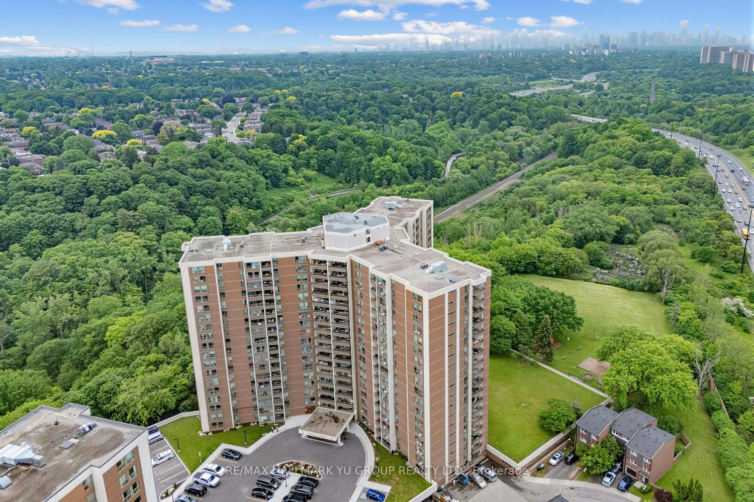 Photo 2 of Unit 401, 15 Vicora Linkway, Toronto, Flemingdon Park — HOMEH