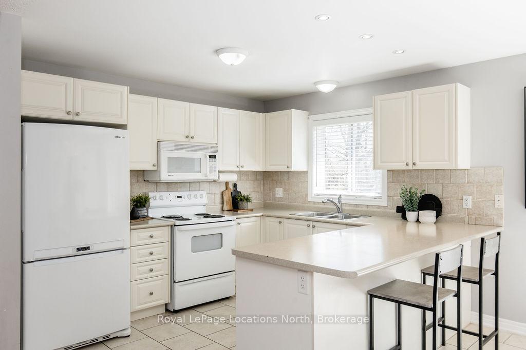 Photo 7 of 45 William Avenue, Wasaga Beach — HOMEH