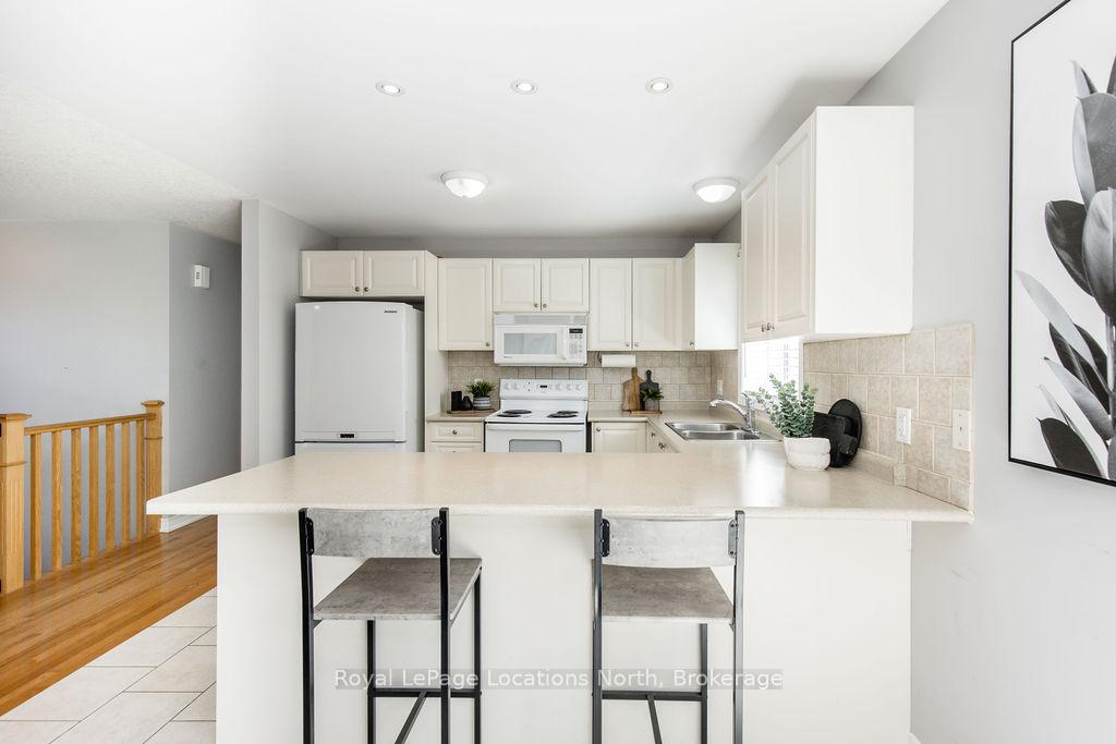 Photo 8 of 45 William Avenue, Wasaga Beach — HOMEH