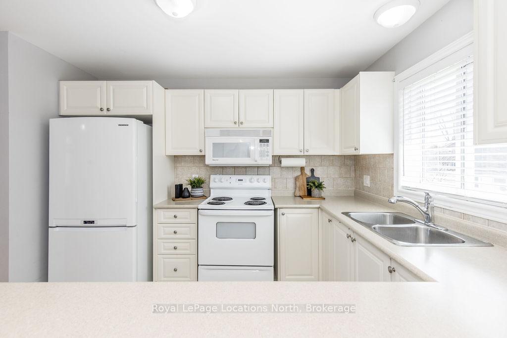 Photo 9 of 45 William Avenue, Wasaga Beach — HOMEH