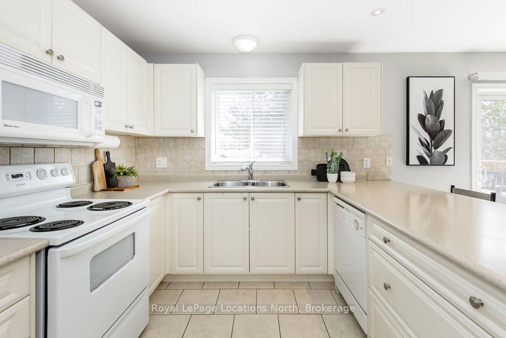 Photo 10 of 45 William Avenue, Wasaga Beach — HOMEH
