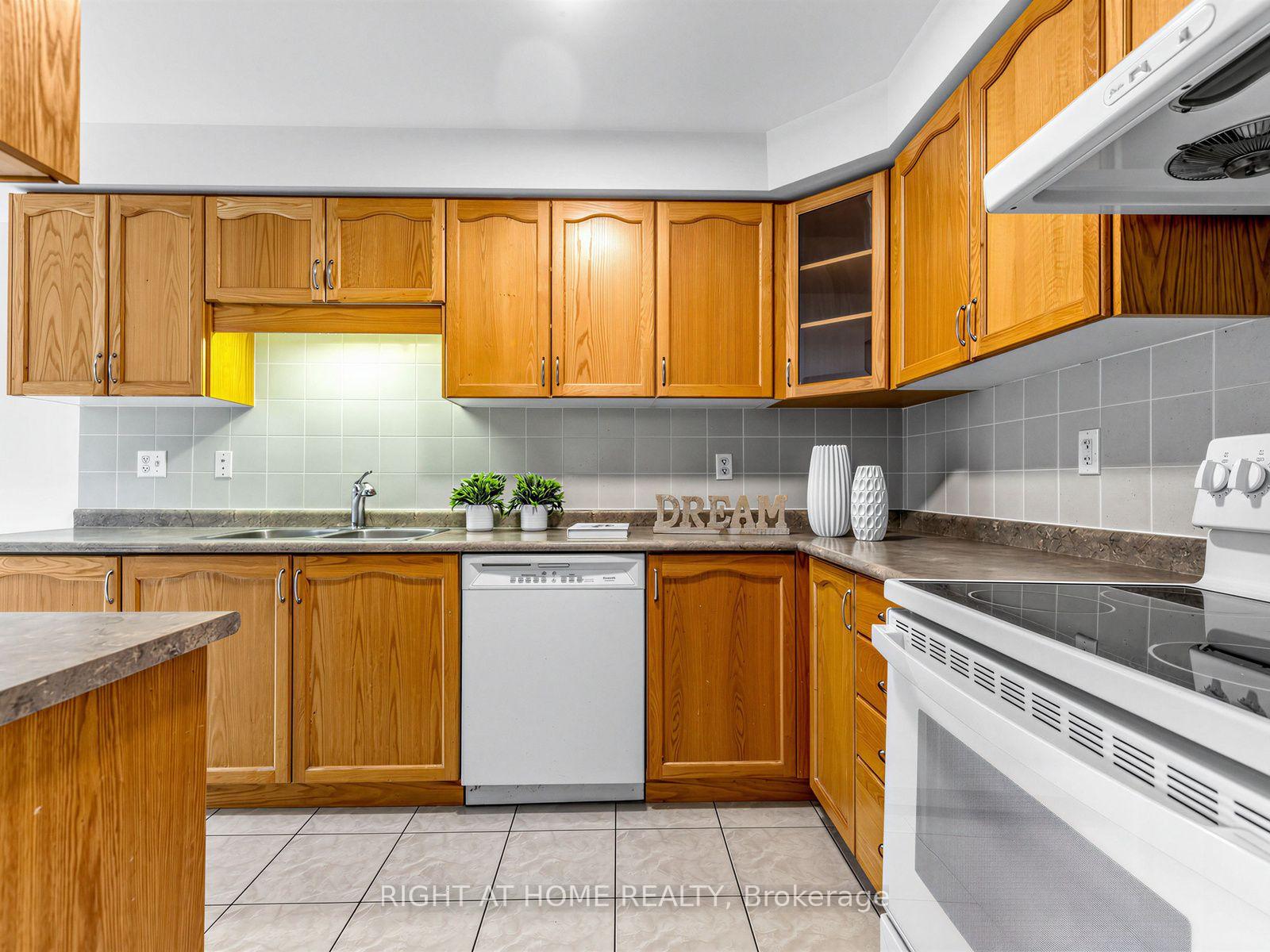 Photo 13 of 81 Briarcrest Drive, Markham, Berczy — HOMEH