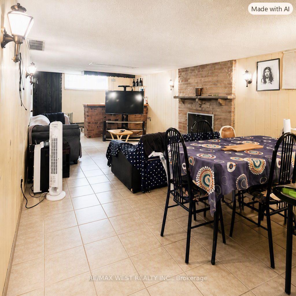 Photo 5 of 65 Ridge Point Crescent, North York, Brookhaven-Amesbury — HOMEH