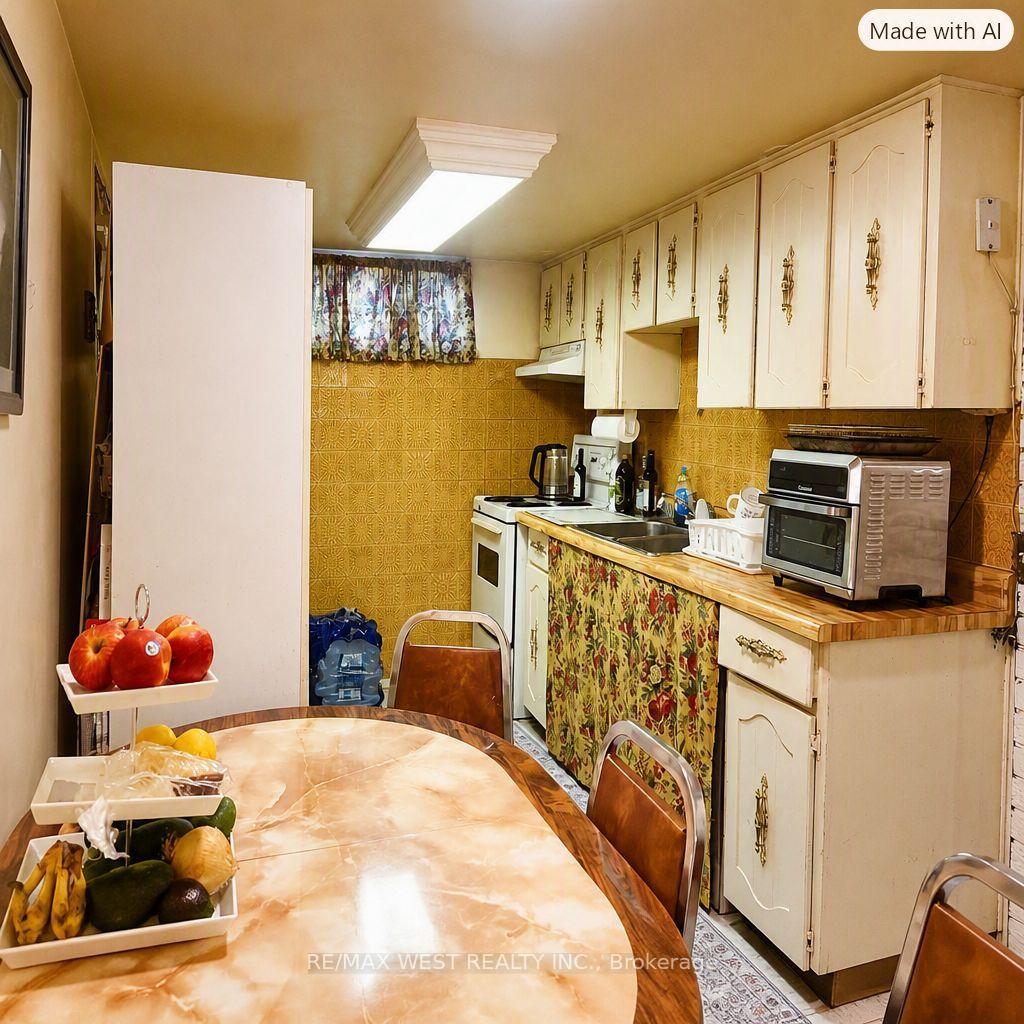 Photo 7 of 65 Ridge Point Crescent, North York, Brookhaven-Amesbury — HOMEH