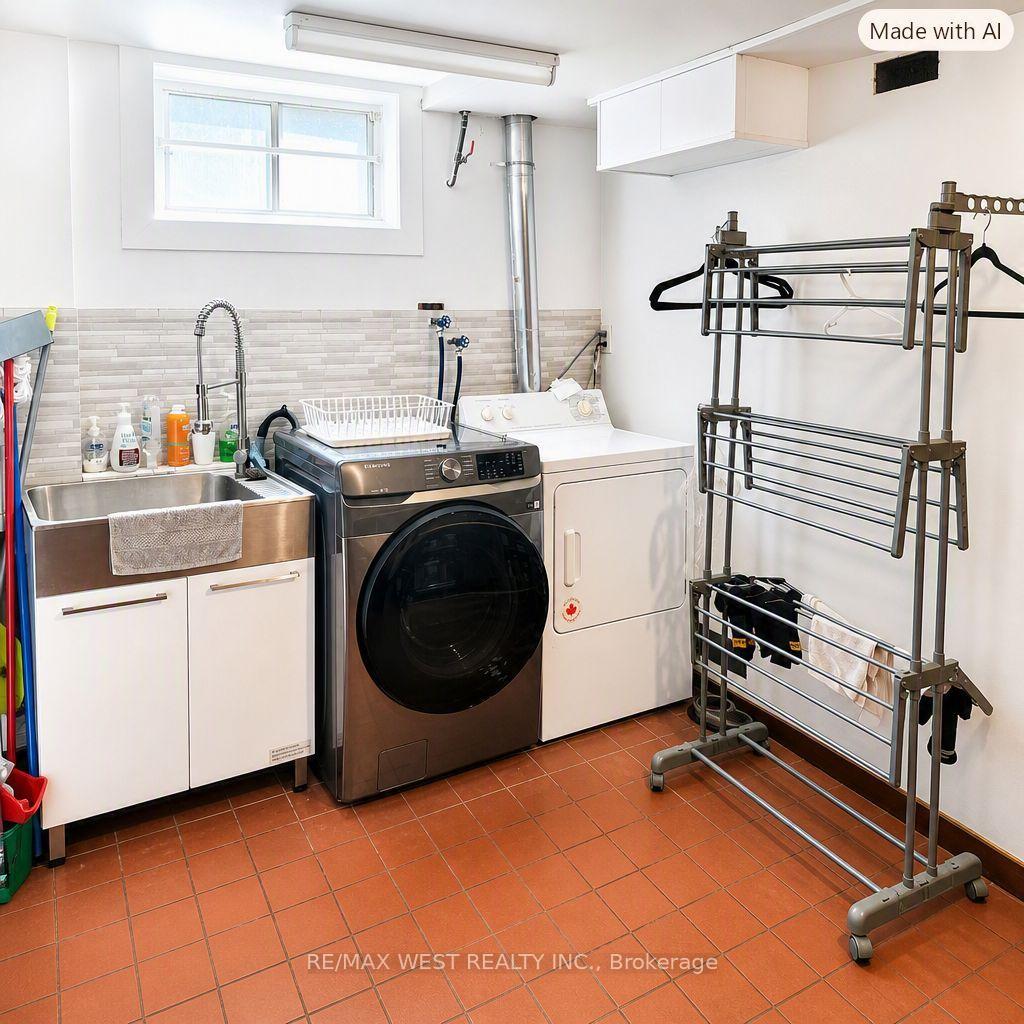 Photo 9 of 65 Ridge Point Crescent, North York, Brookhaven-Amesbury — HOMEH