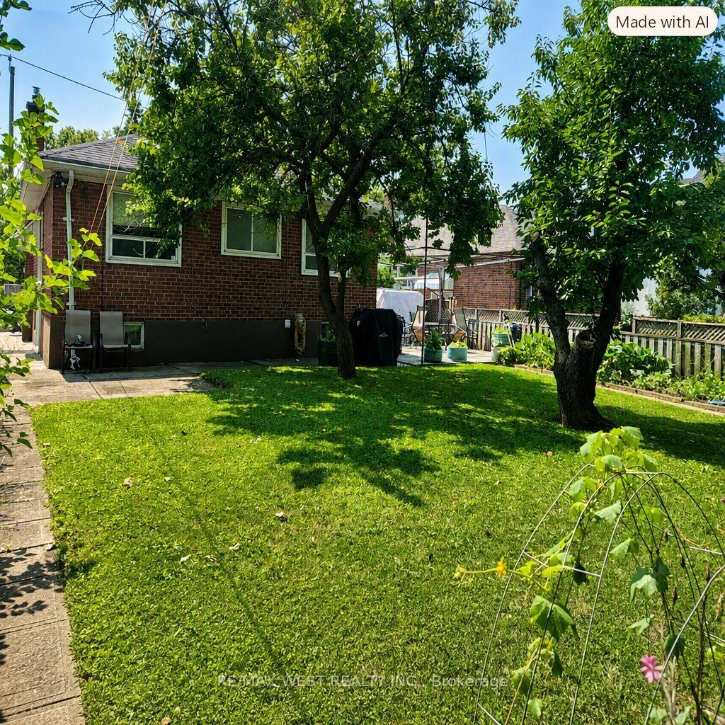 Photo 19 of 65 Ridge Point Crescent, North York, Brookhaven-Amesbury — HOMEH