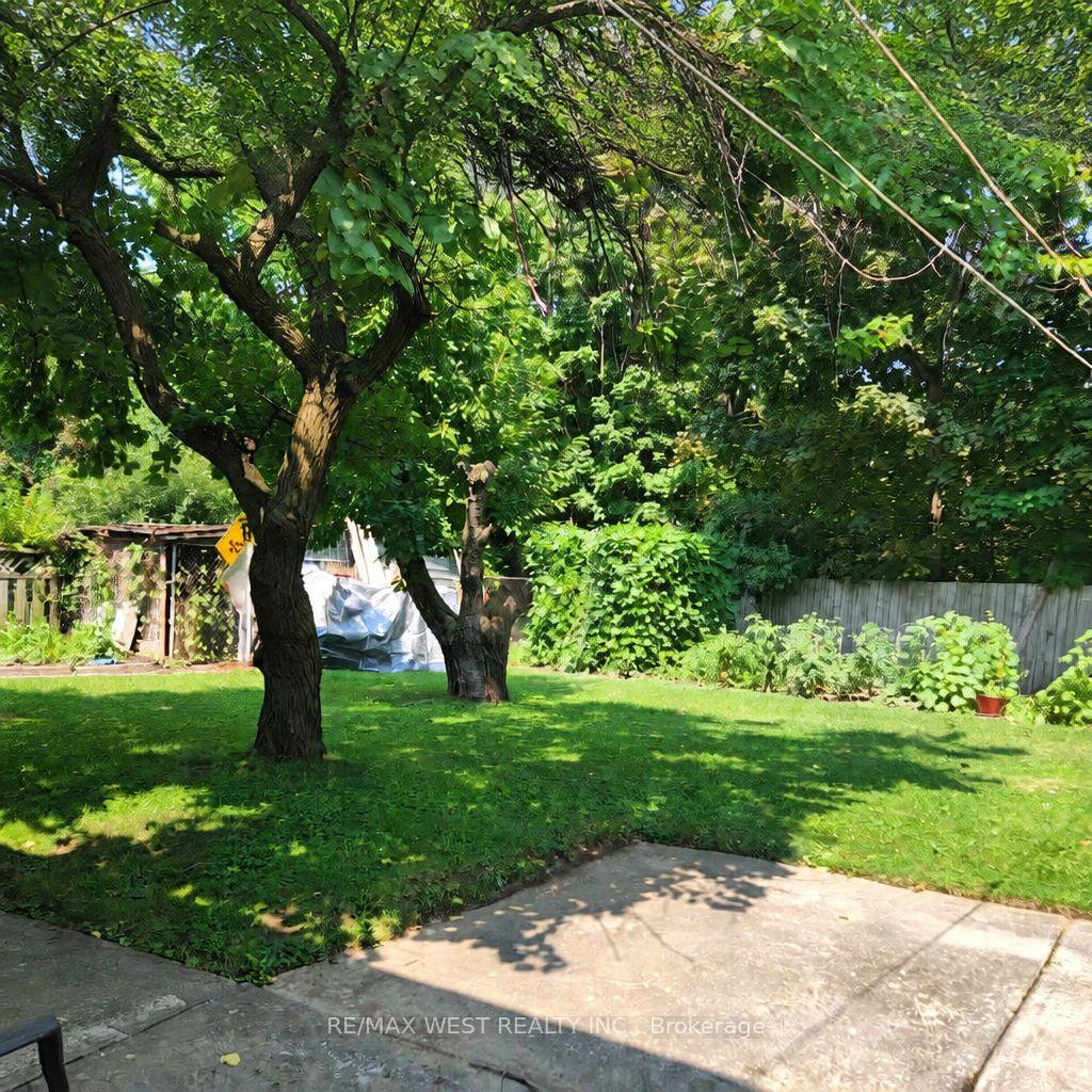 Photo 21 of 65 Ridge Point Crescent, North York, Brookhaven-Amesbury — HOMEH