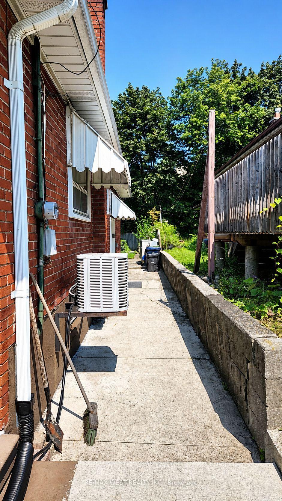 Photo 23 of 65 Ridge Point Crescent, North York, Brookhaven-Amesbury — HOMEH
