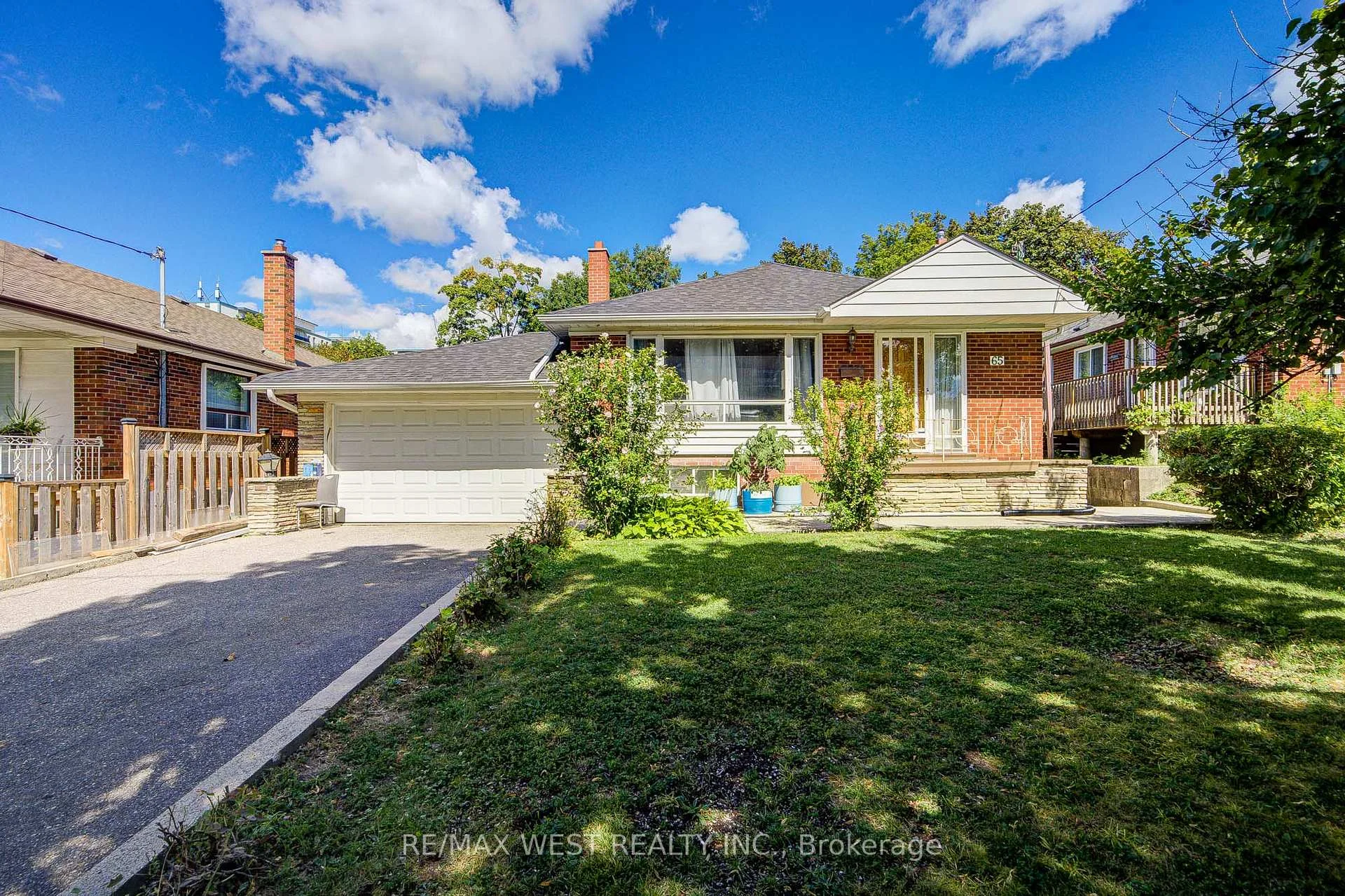 Photo 4 of 65 Ridge Point Crescent, North York, Brookhaven-Amesbury — HOMEH