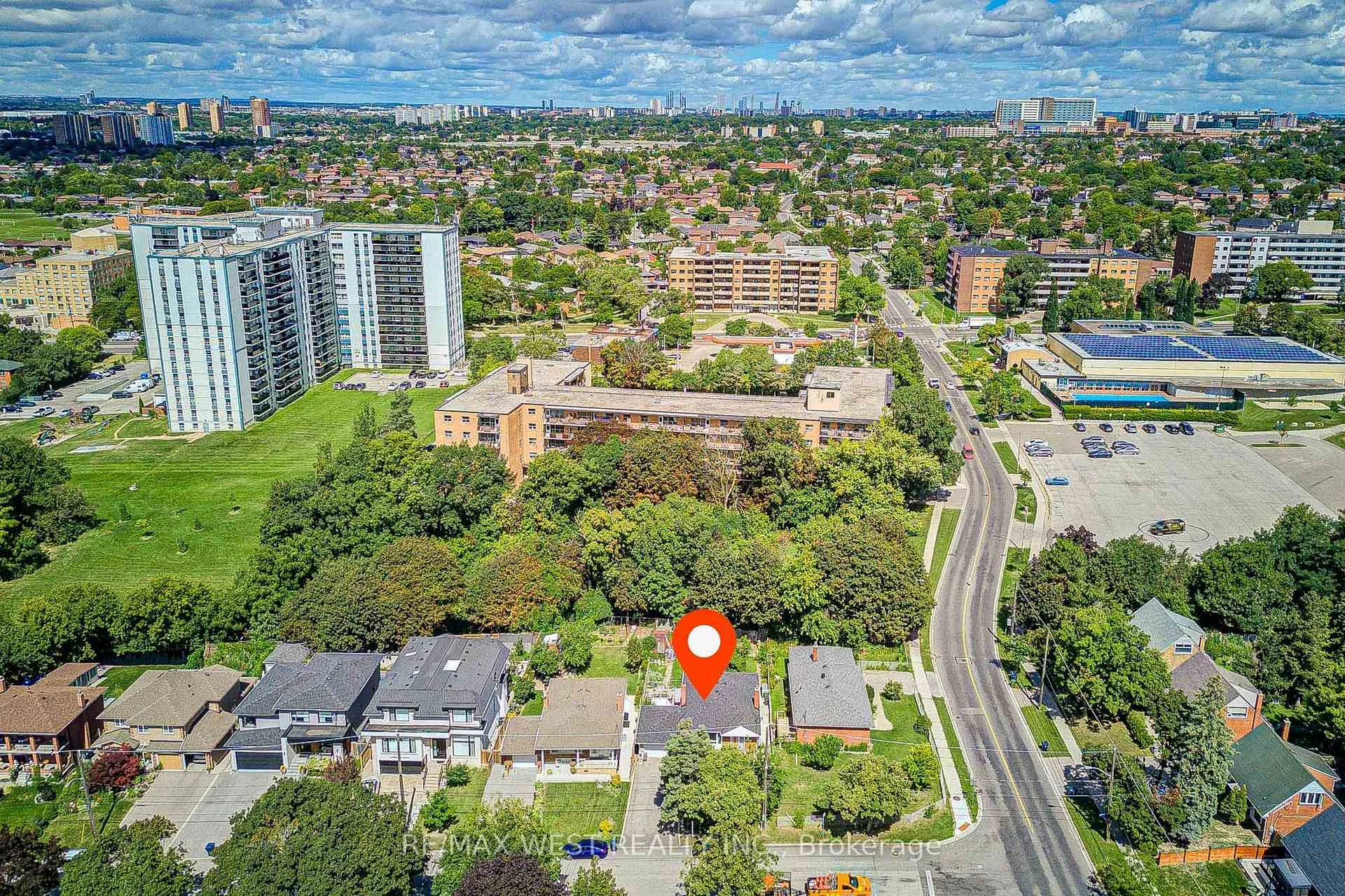 Photo 8 of 65 Ridge Point Crescent, North York, Brookhaven-Amesbury — HOMEH