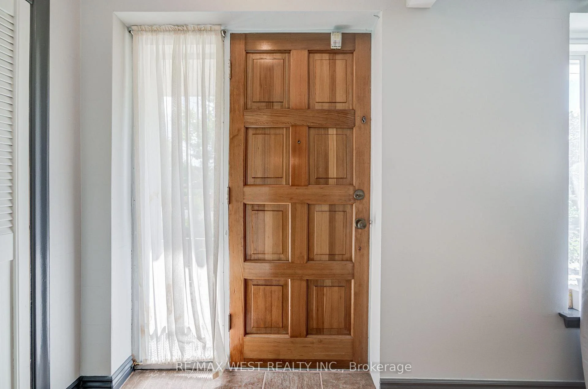 Photo 12 of 65 Ridge Point Crescent, North York, Brookhaven-Amesbury — HOMEH